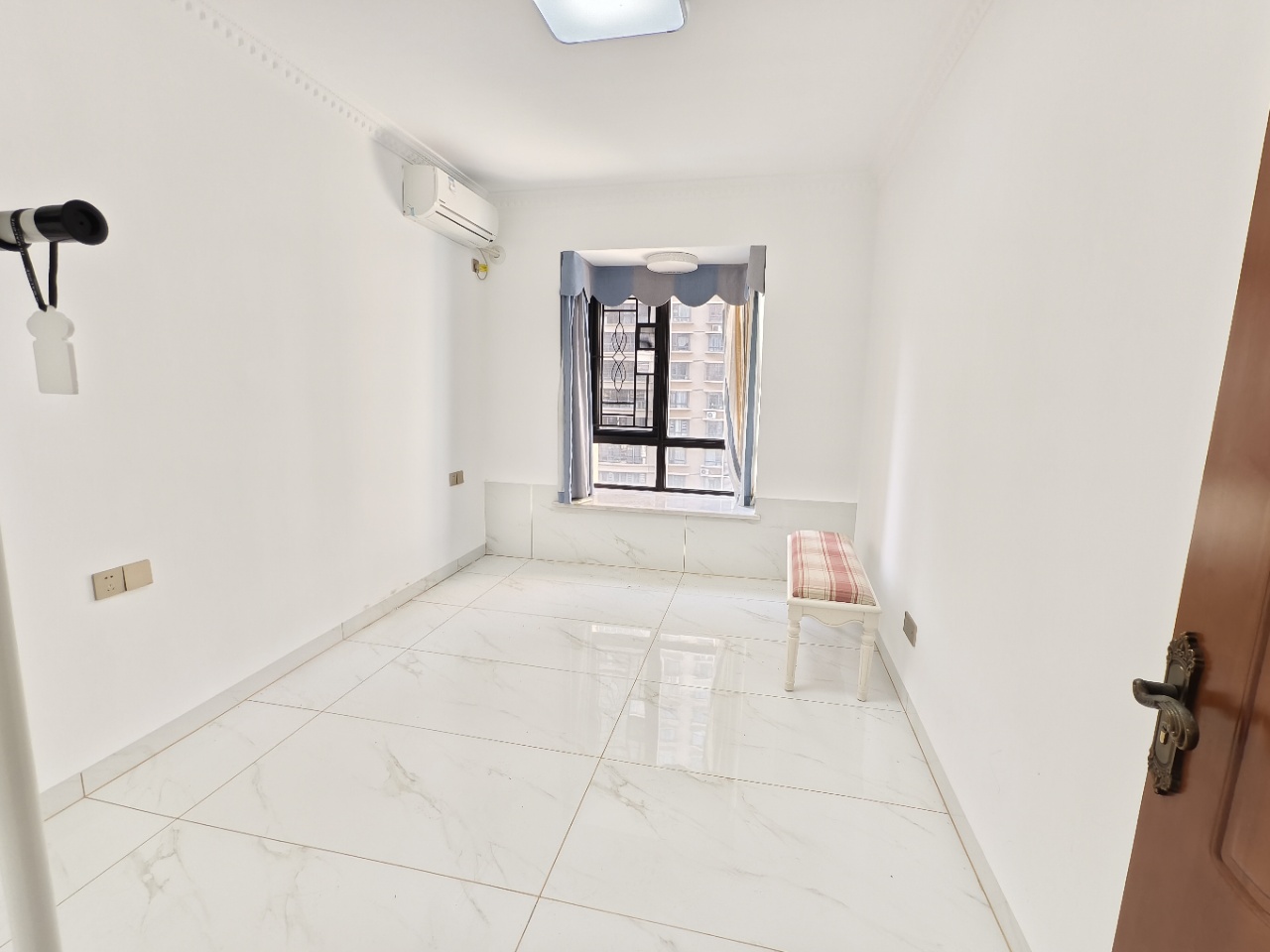 海阔天空-国瑞城三期(铂仕苑) 4室2厅2卫 8000.0元/月 海阔天空-国瑞城三期(铂仕苑) 4室2厅2卫 8000.0元/月室内图