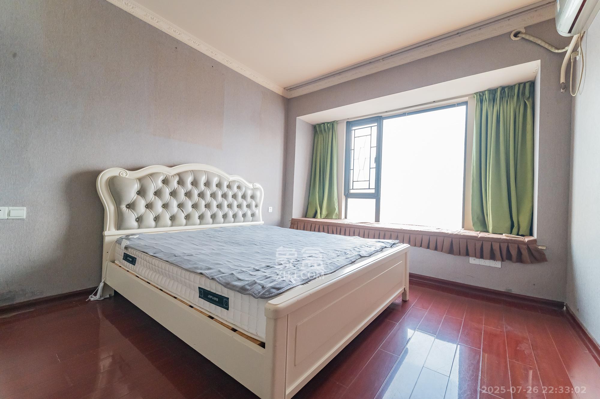 华润凤凰城二期  2室2厅1卫    47.0万卧室