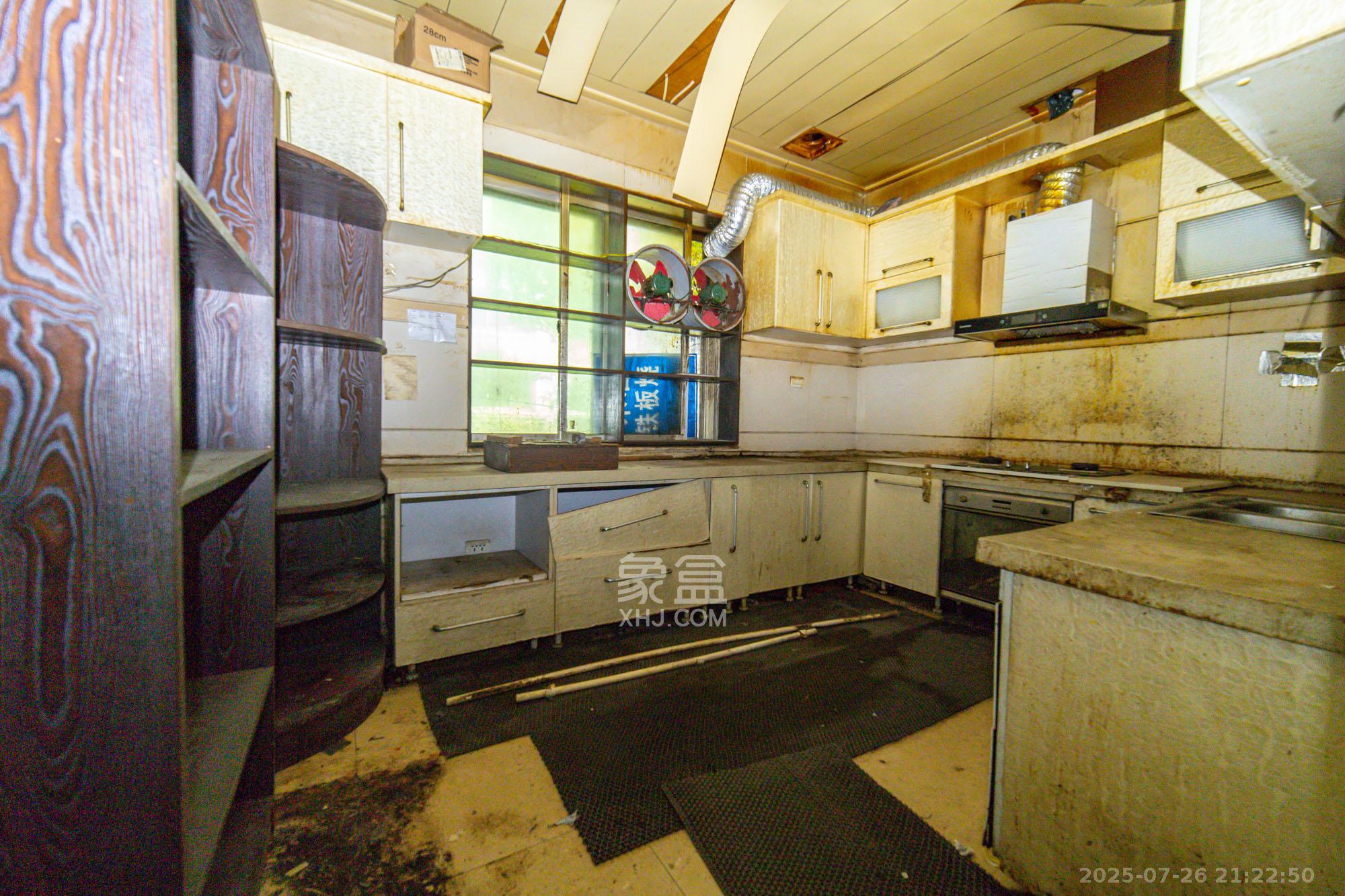 泰格林纸  6室2厅6卫    498.0万 泰格林纸  6室2厅6卫    498.0万厨房