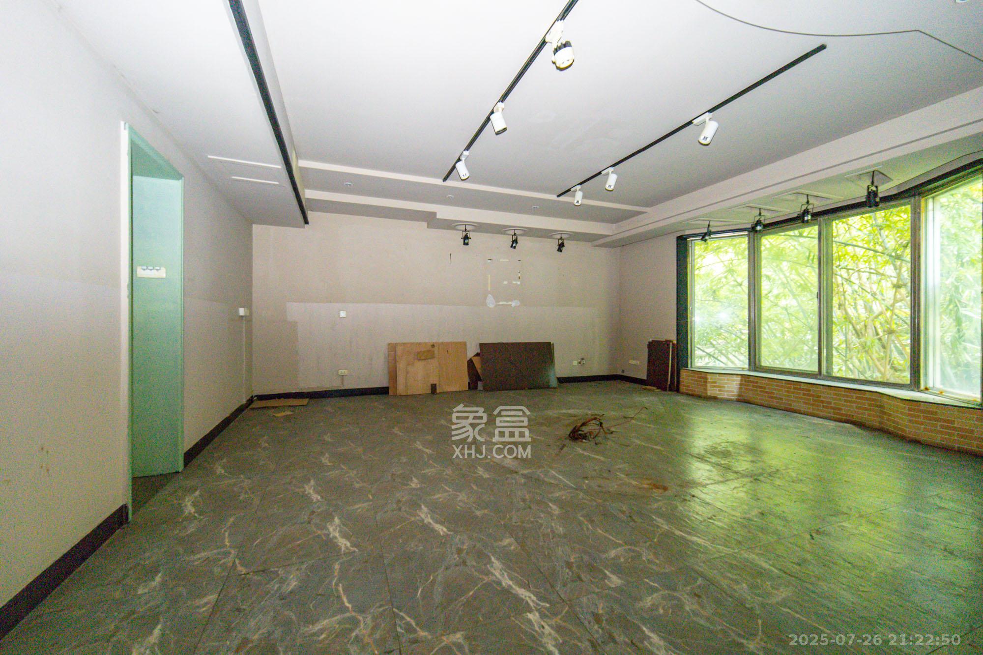 泰格林纸  6室2厅6卫    498.0万 泰格林纸  6室2厅6卫    498.0万卧室