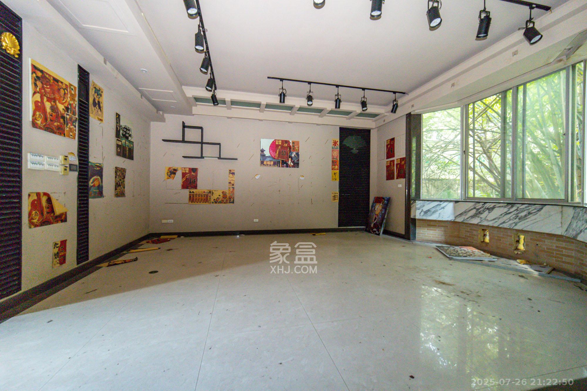 泰格林纸  6室2厅6卫    498.0万 泰格林纸  6室2厅6卫    498.0万客厅