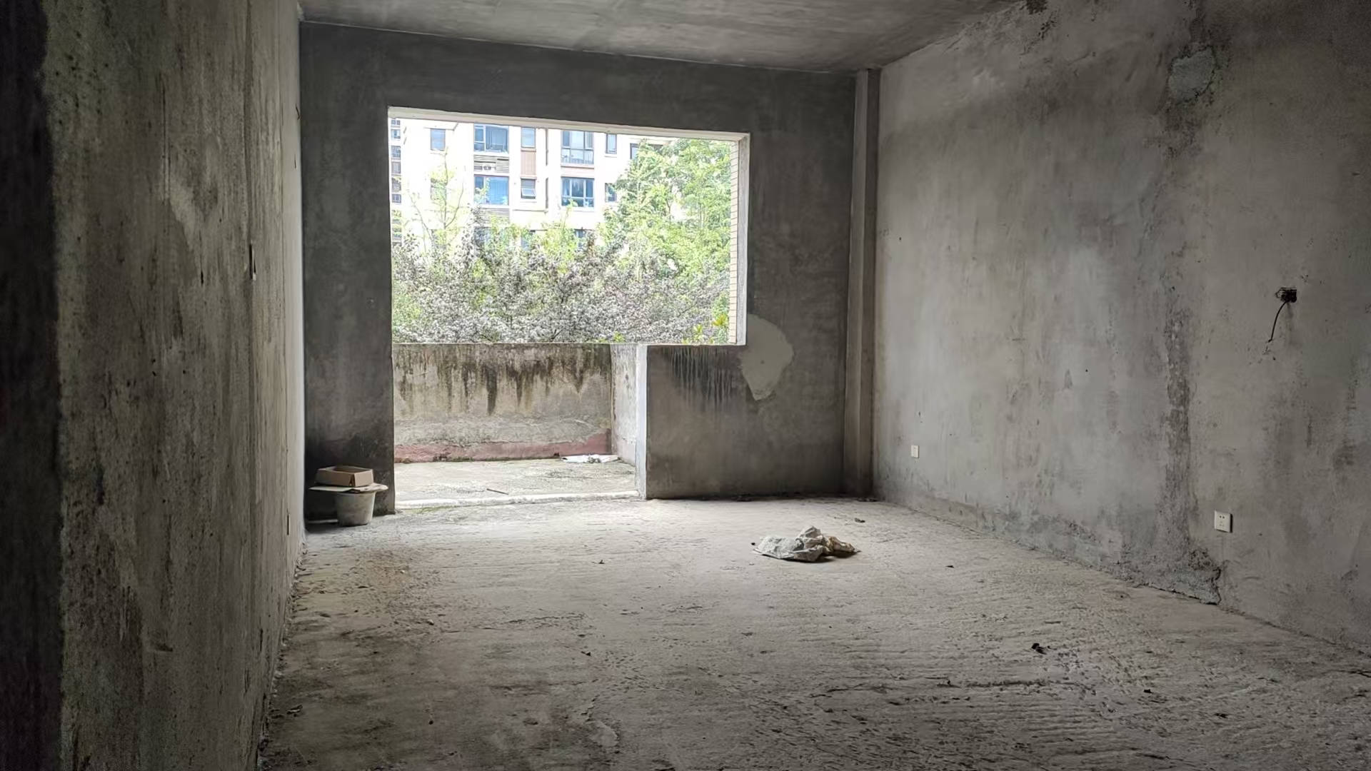 悦江山  4室2厅2卫    105.0万客厅