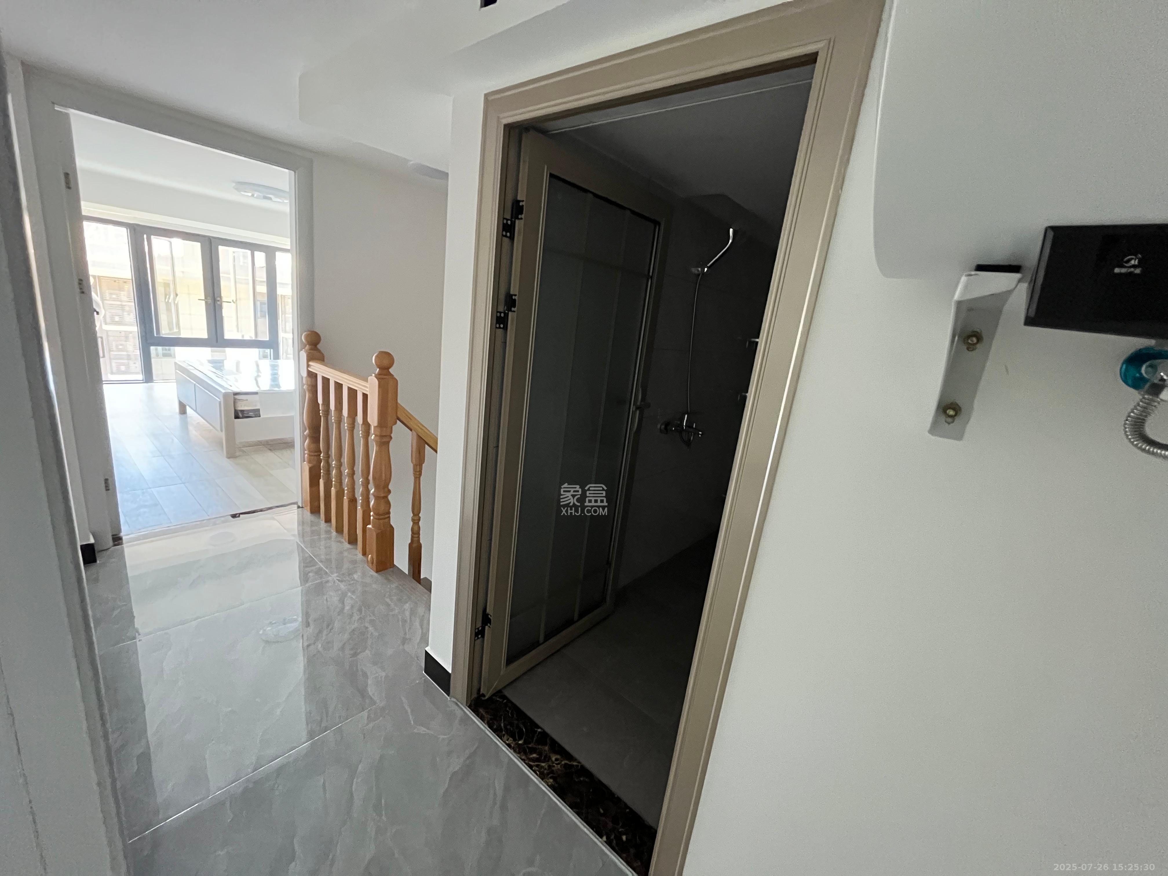 万科金色麦田  3室2厅2卫    2300.0元/月室内图