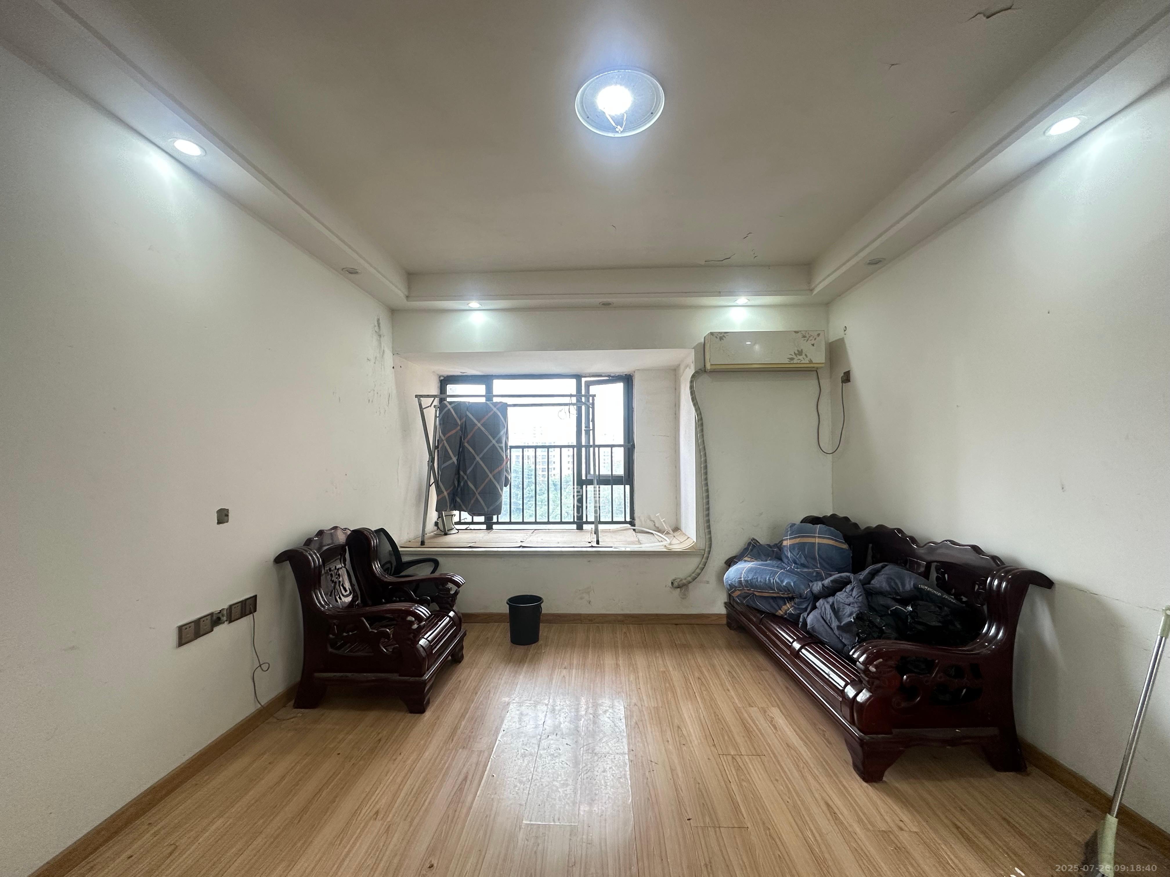 荣盛花语馨苑  1室2厅1卫   2400.00元/月室内图1