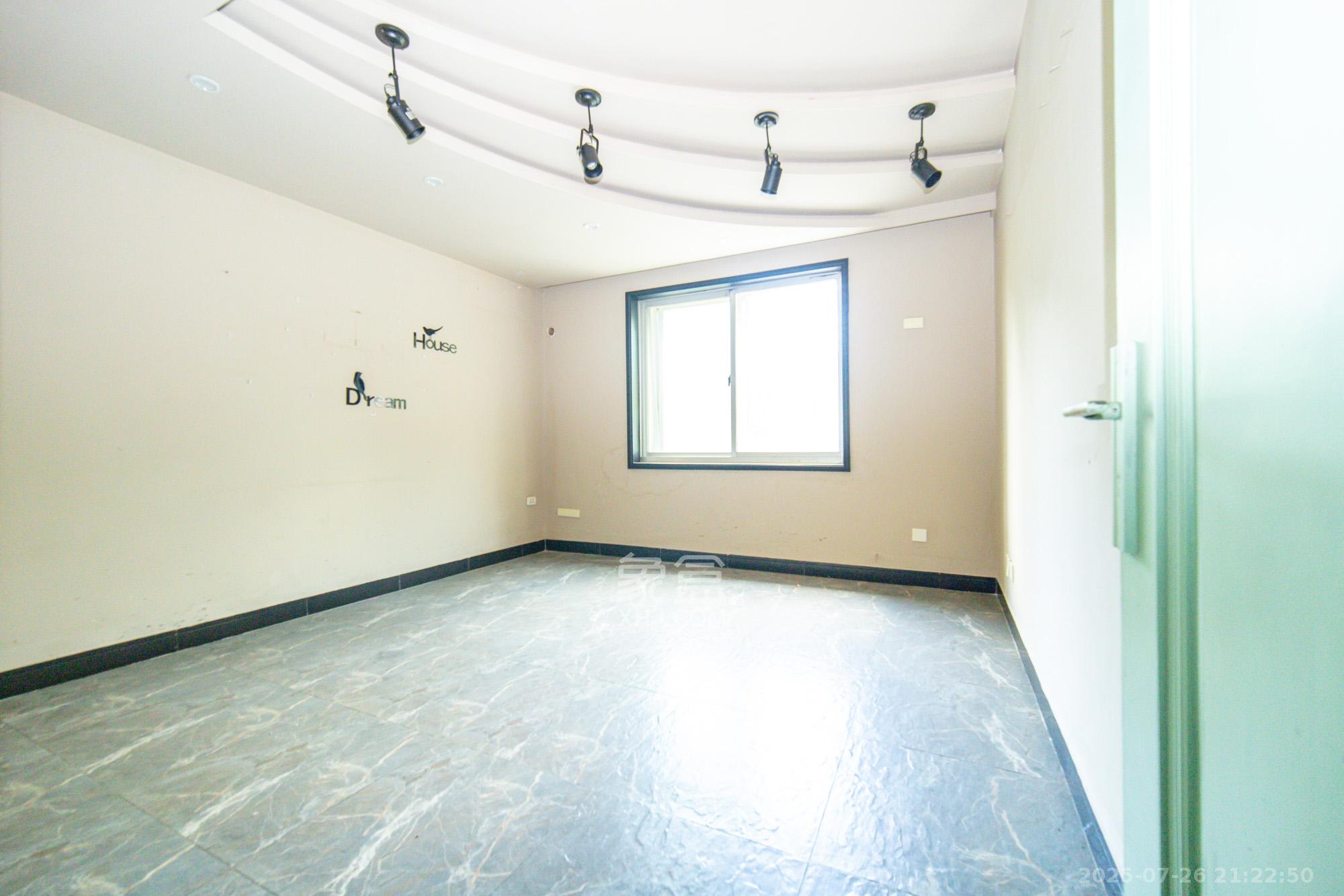 泰格林纸  6室2厅6卫    498.0万 泰格林纸  6室2厅6卫    498.0万卧室