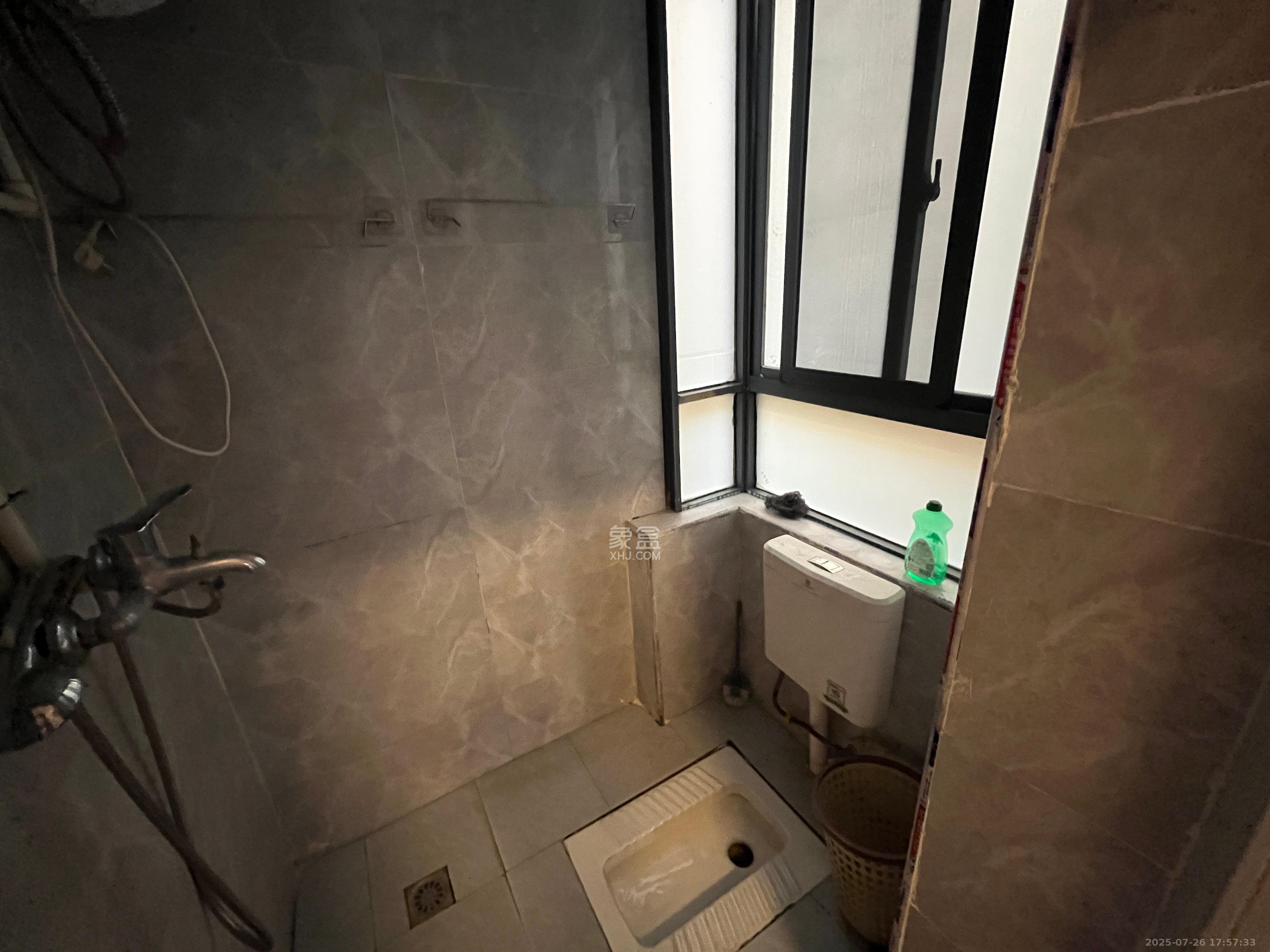 东风二村社区绸厂宿舍 1室1厅1卫 1600.0元/月 东风二村社区绸厂宿舍 1室1厅1卫 1600.0元/月室内图