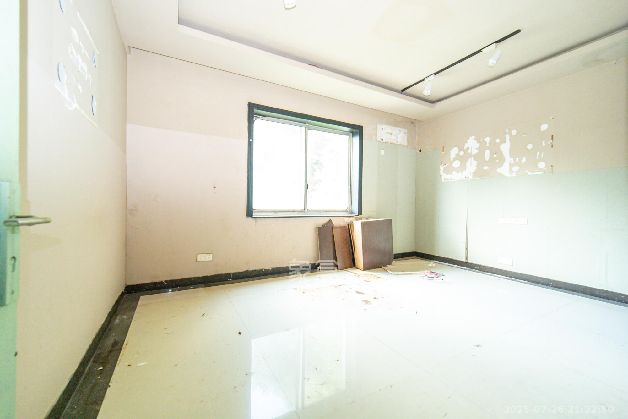 泰格林纸  6室2厅6卫    498.0万 泰格林纸  6室2厅6卫    498.0万卧室