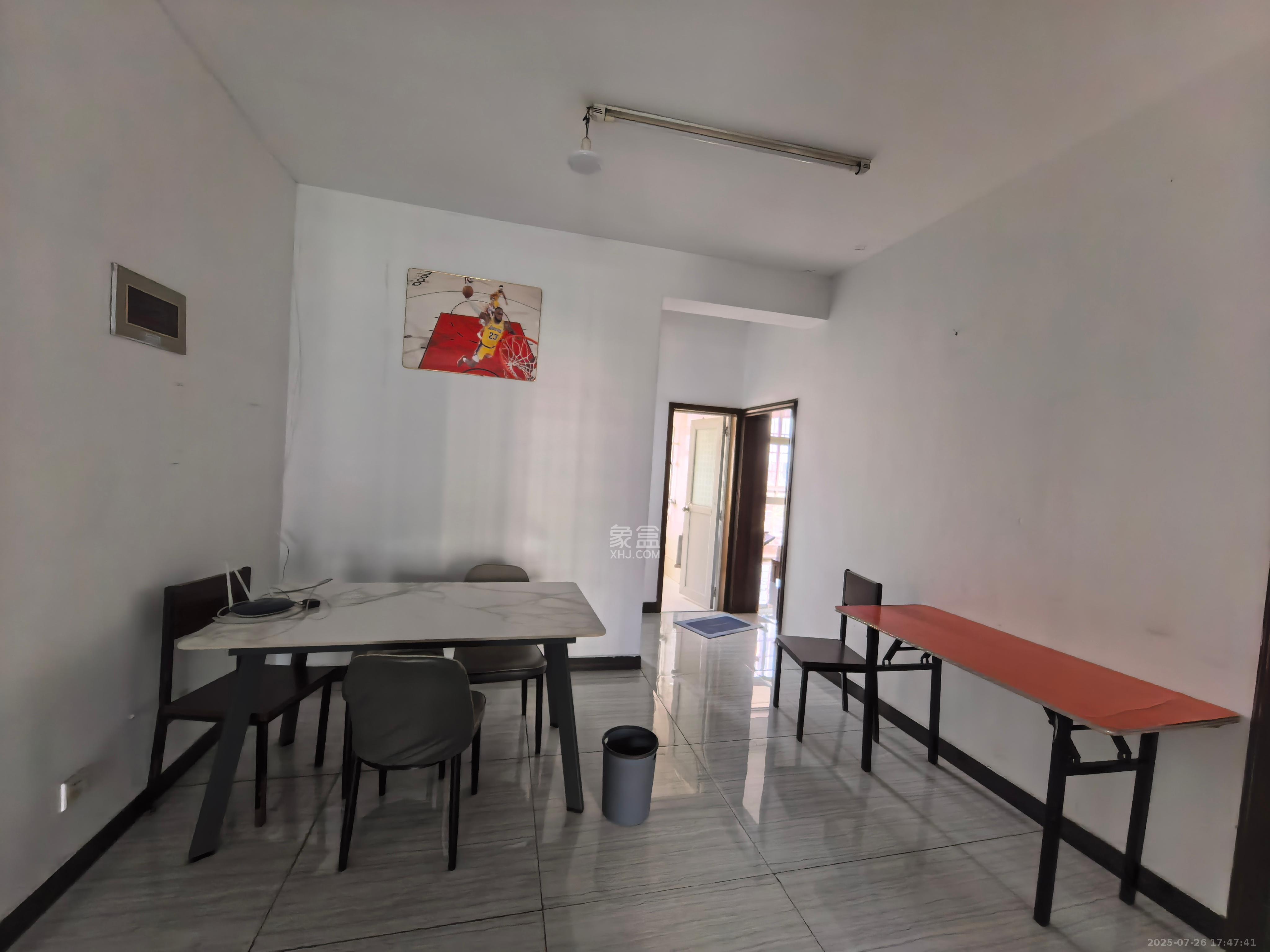 向阳湖安置小区  3室2厅2卫    2900.0元/月室内图