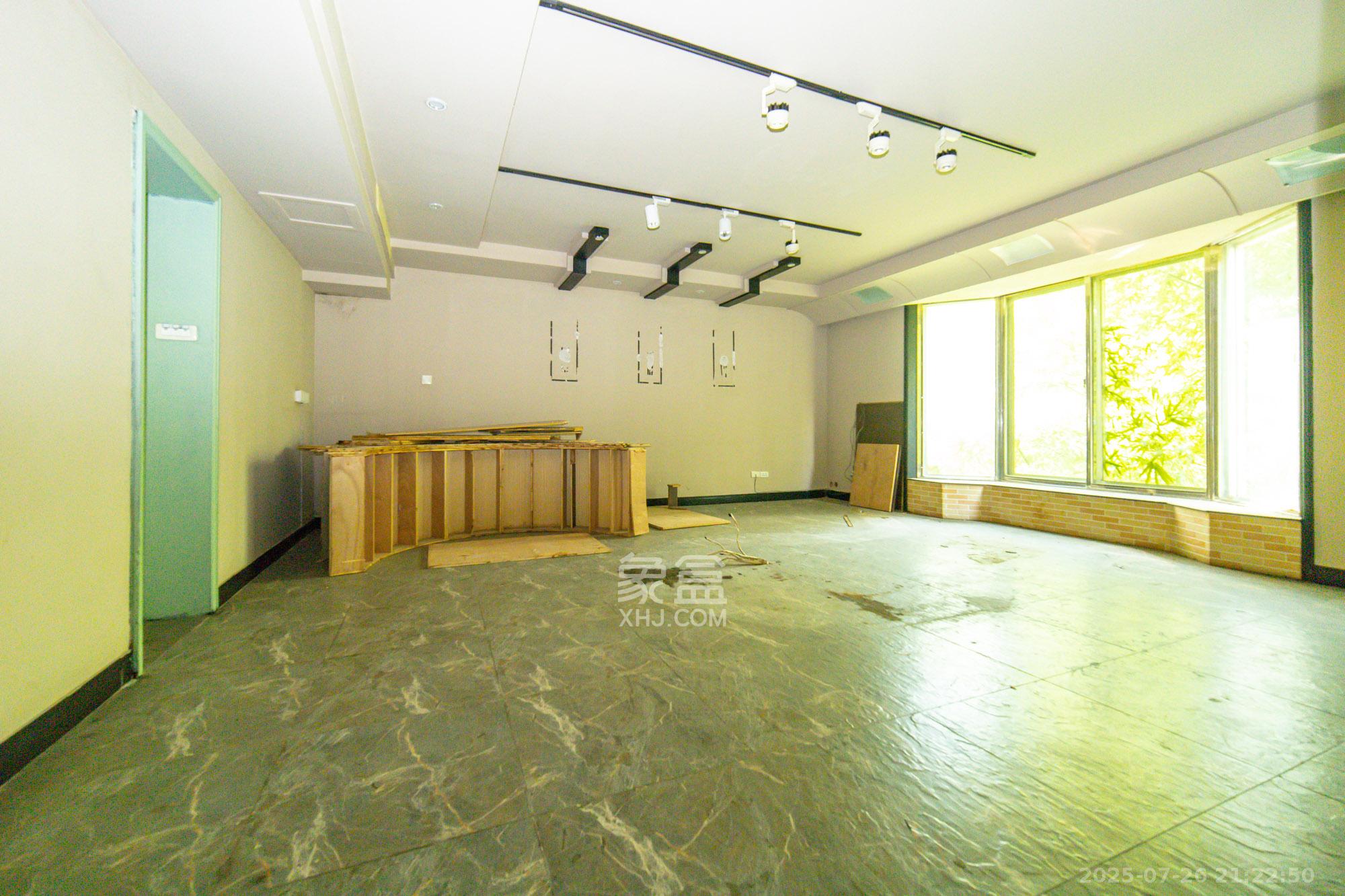 泰格林纸  6室2厅6卫    498.0万 泰格林纸  6室2厅6卫    498.0万卧室