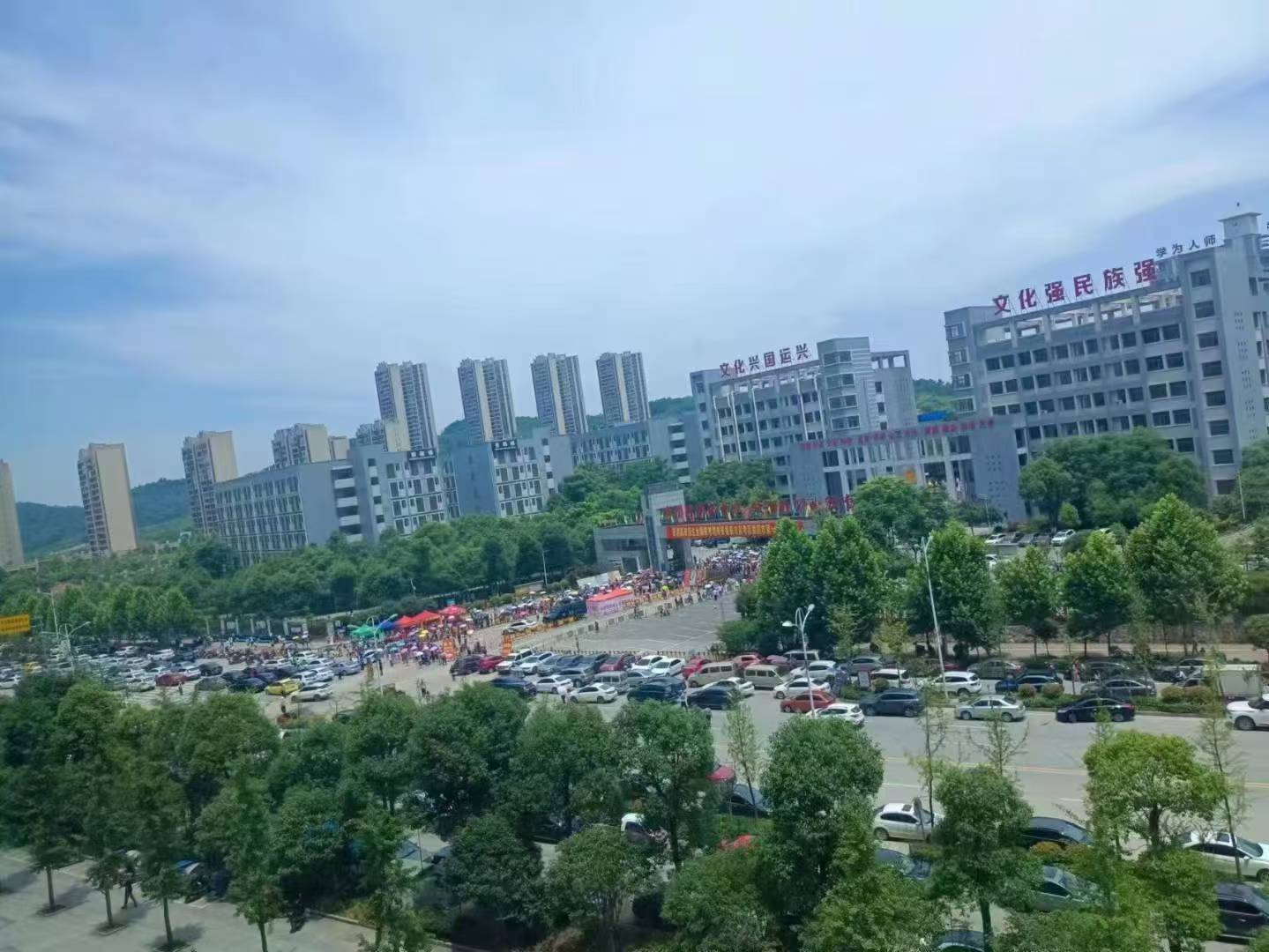 百弘学府城  3室2厅2卫    1600.0元/月