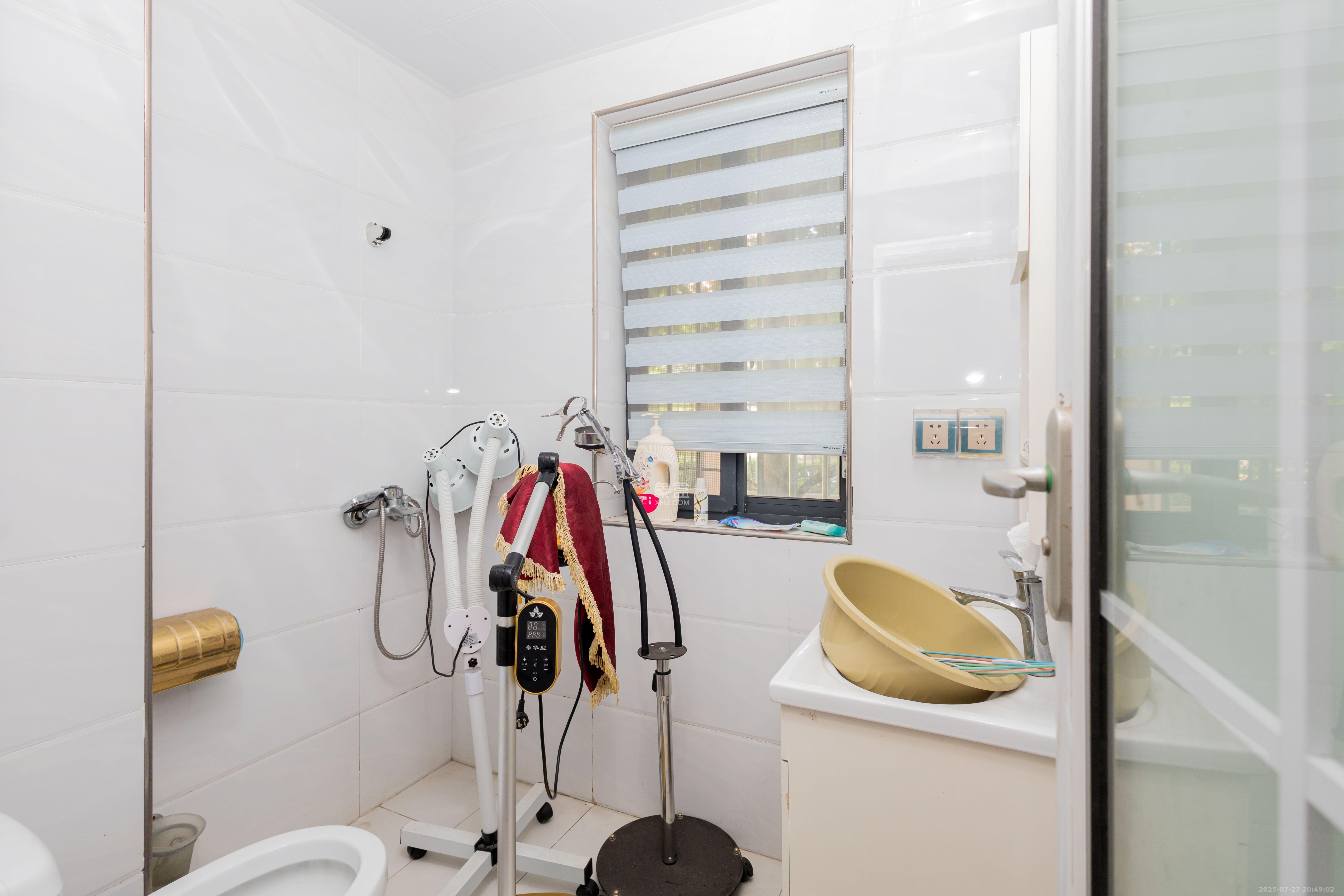 高林仕家 3室2厅2卫 64.8万 高林仕家 3室2厅2卫 64.8万卫生间