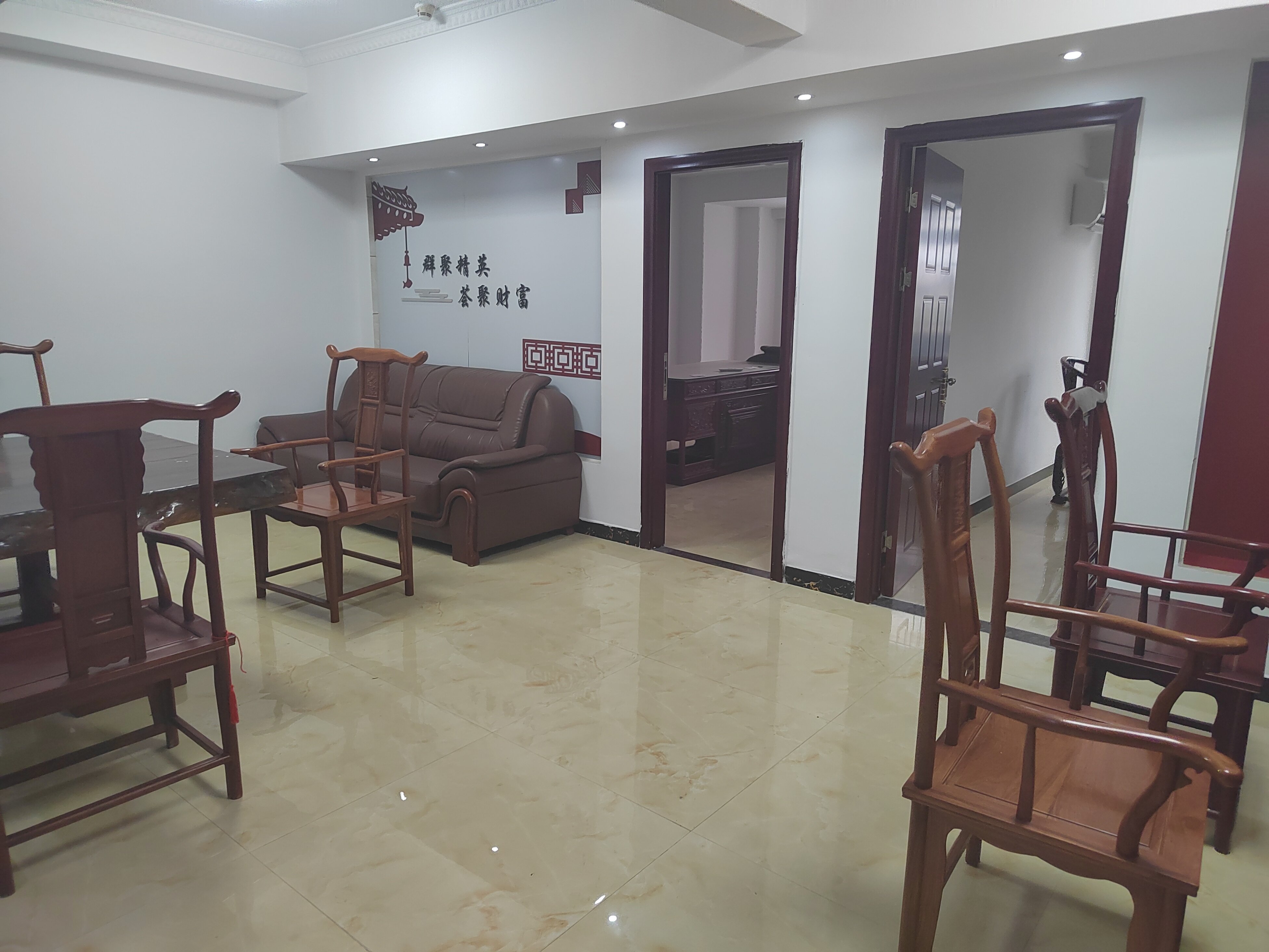 财智公馆大厦(瑞士国际酒店) 5室1厅1卫 3200.0元/月 财智公馆大厦(瑞士国际酒店) 5室1厅1卫 3200.0元/月室内图