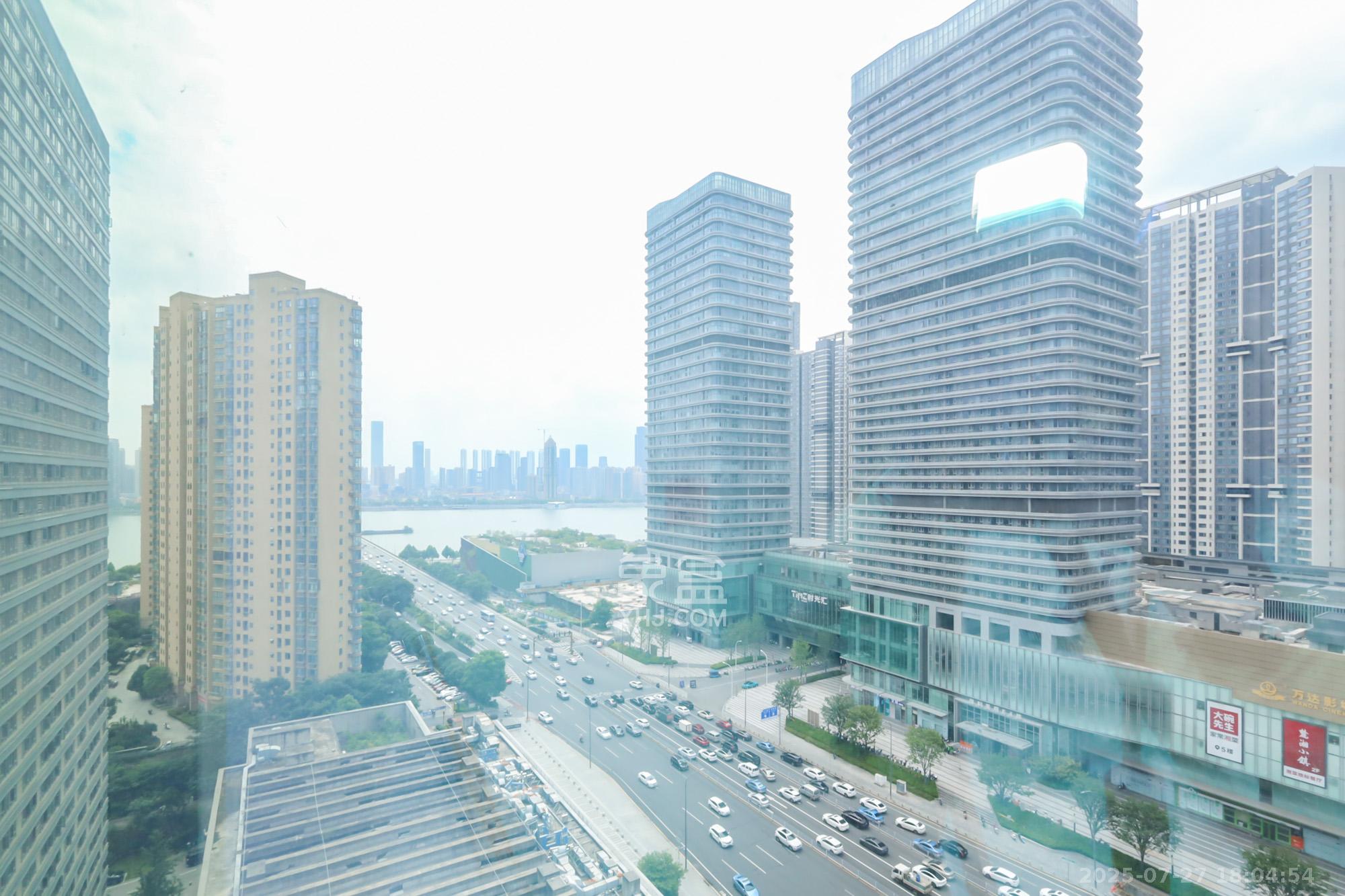 世茂铂曼  1室1厅1卫   75.00万其他