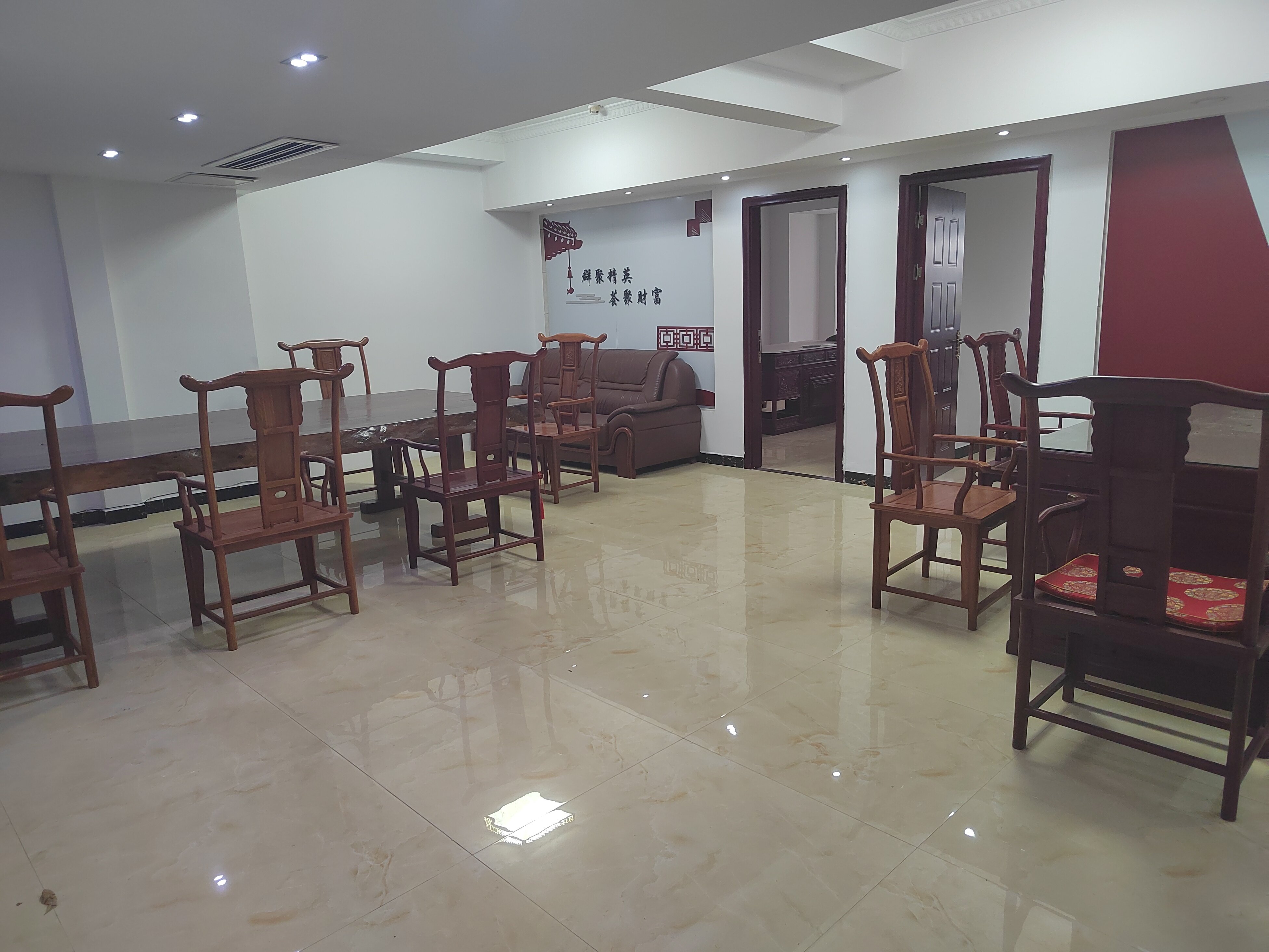 财智公馆大厦(瑞士国际酒店) 5室1厅1卫 3200.0元/月 财智公馆大厦(瑞士国际酒店) 5室1厅1卫 3200.0元/月室内图