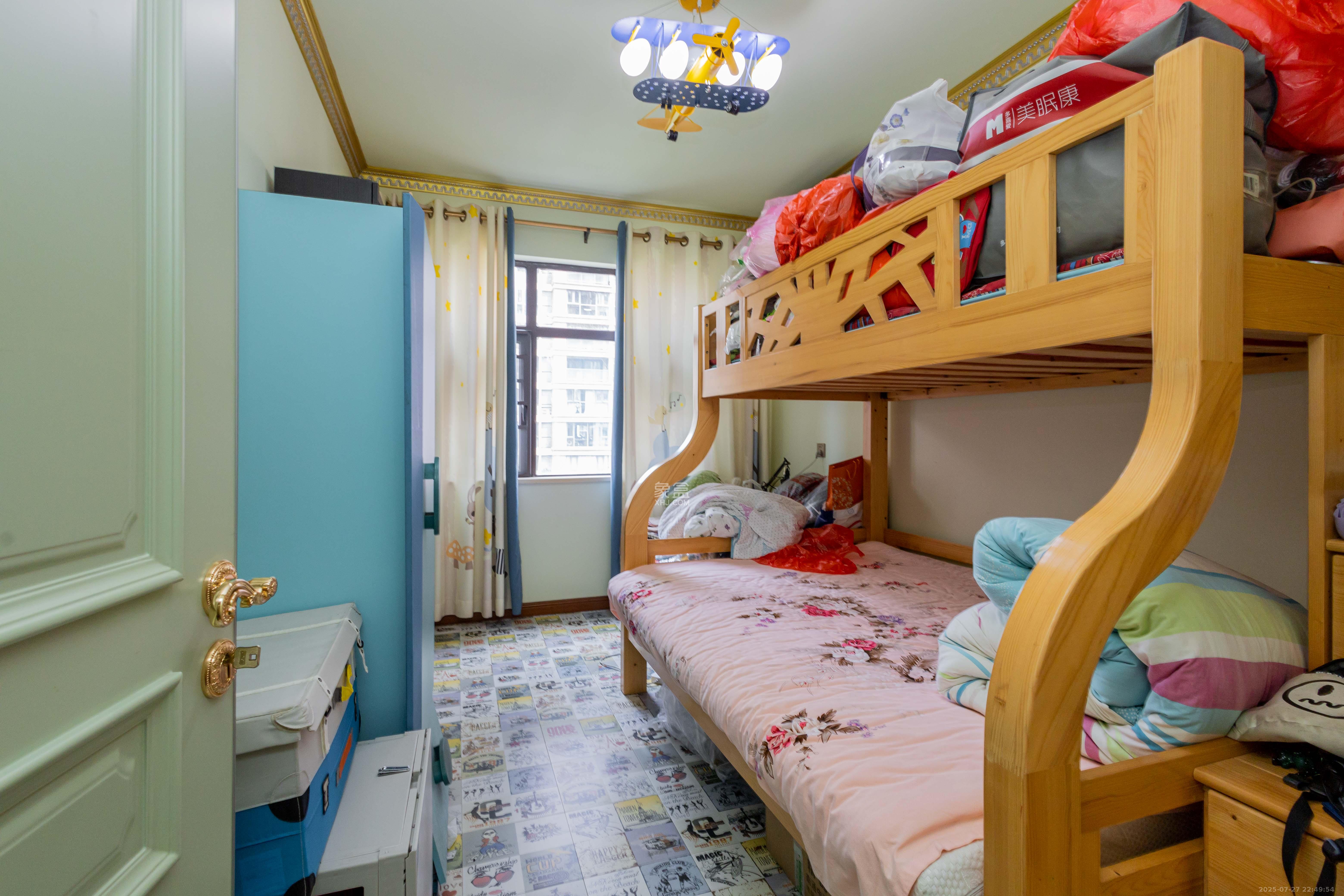 盛隆佳园 5室2厅3卫 208.0万 盛隆佳园 5室2厅3卫 208.0万卧室