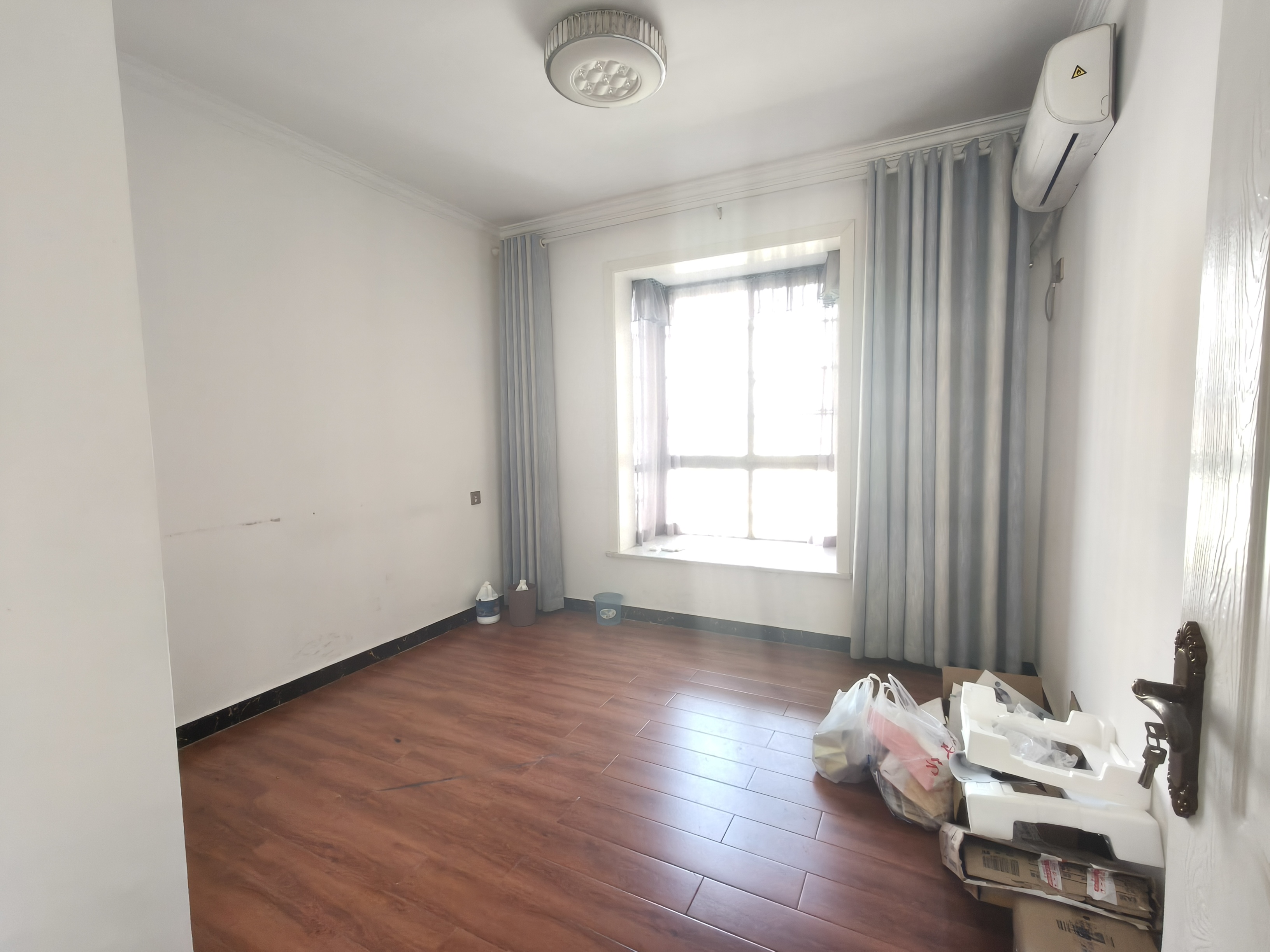 南岸晶都 3室2厅2卫 2100.0元/月 南岸晶都 3室2厅2卫 2100.0元/月室内图