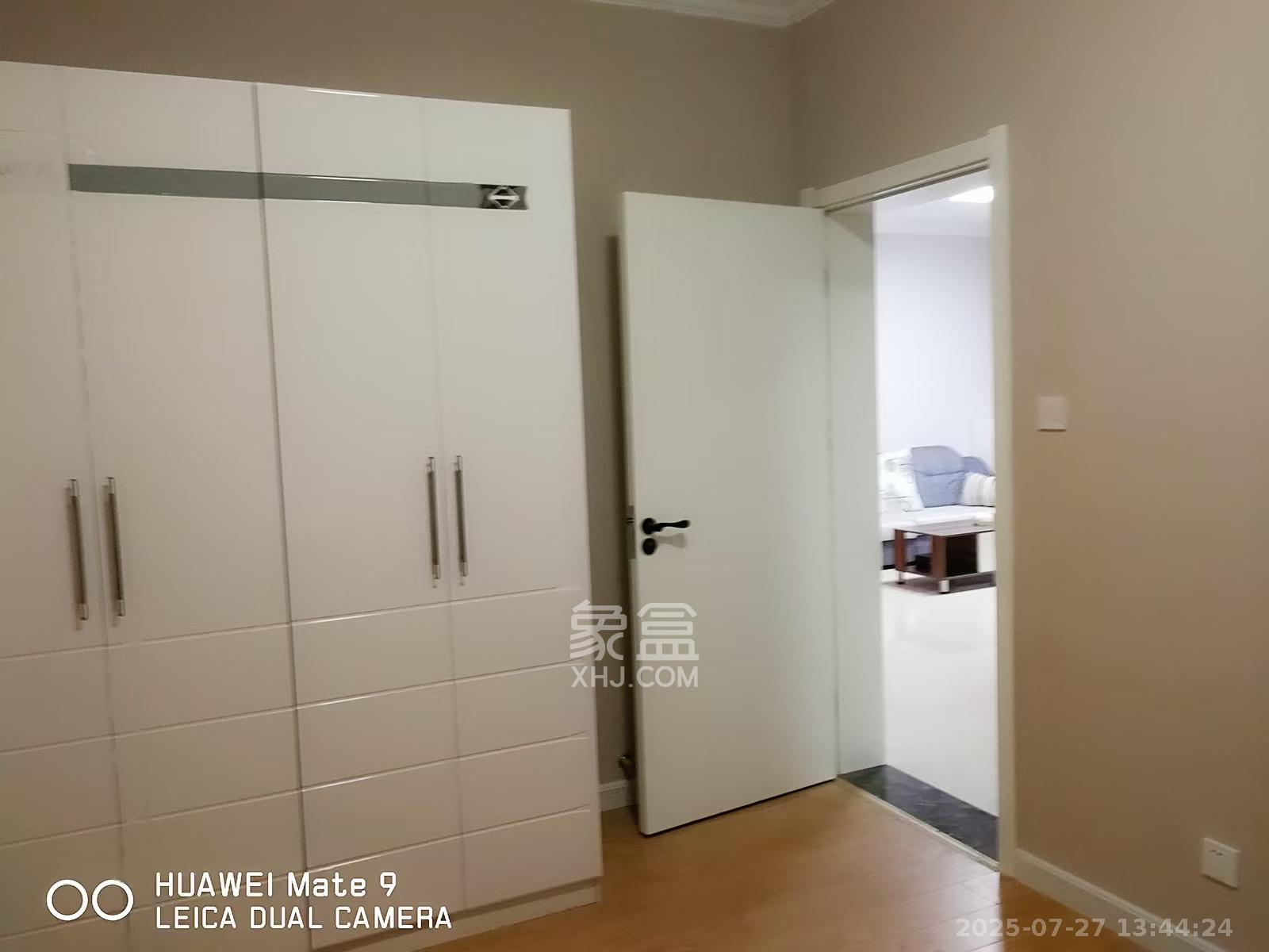 八方小区C区  3室2厅2卫   4200.00元/月室内图