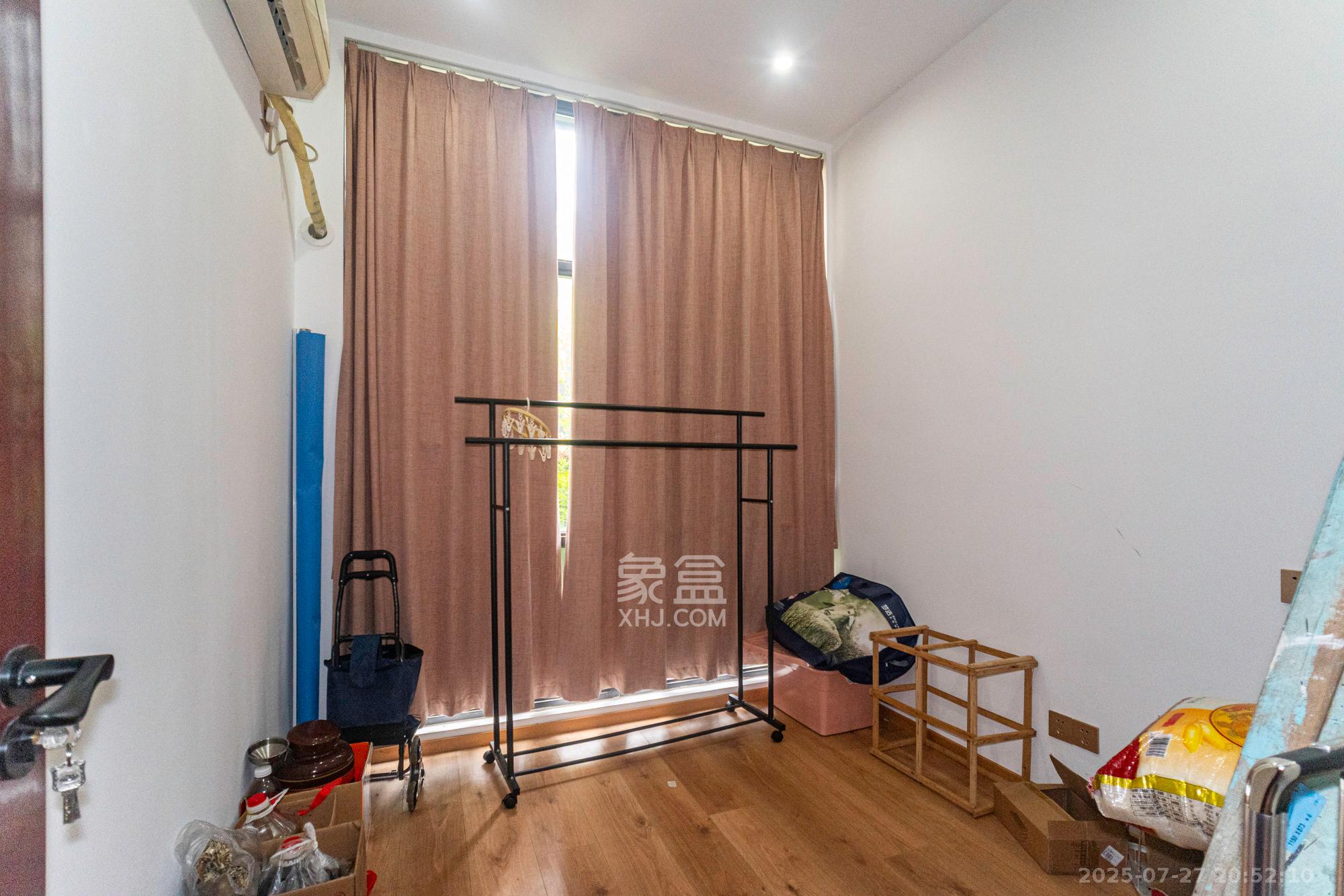 中建悦和城  4室2厅2卫   102.00万卧室