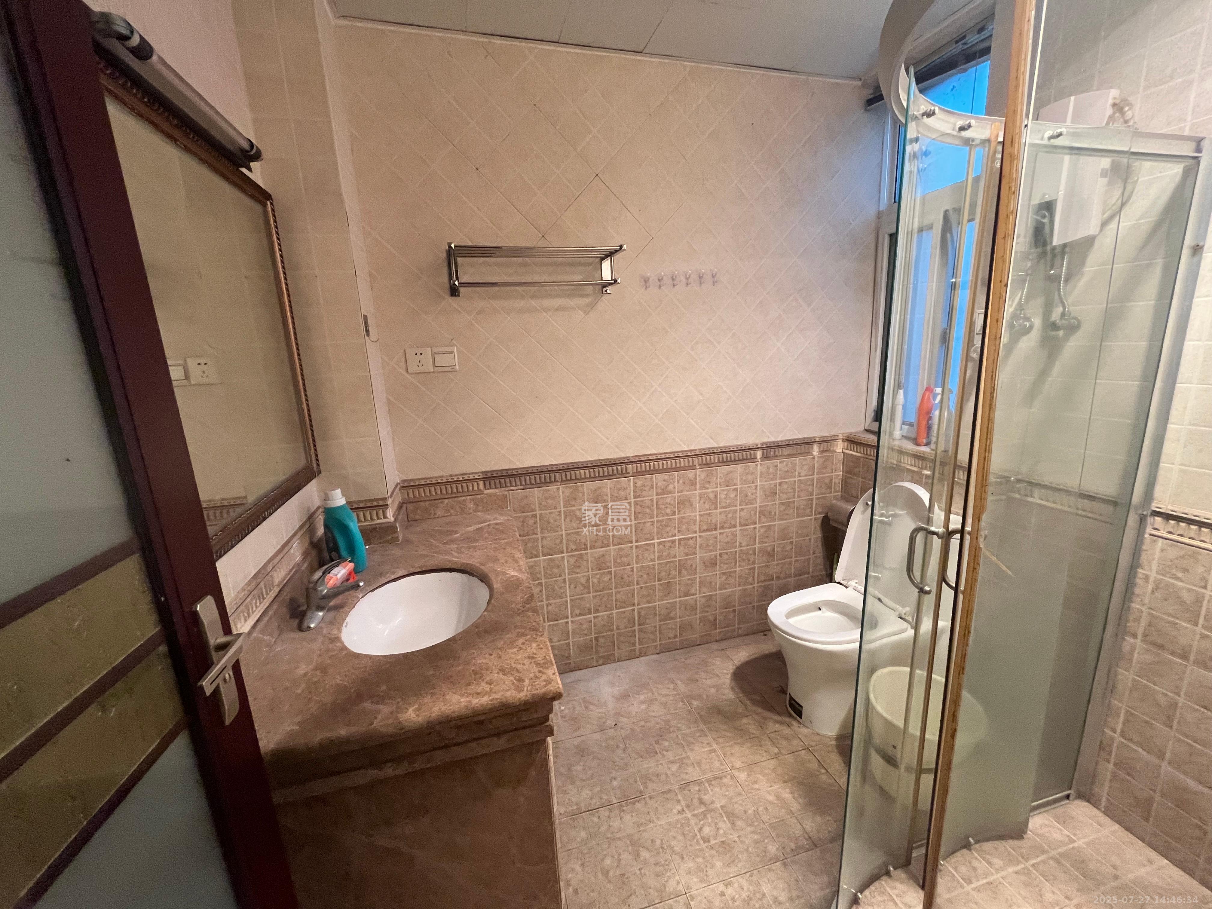 嘉盛华庭(一期、二期、三期) 1室2厅1卫 3000.0元/月 嘉盛华庭(一期、二期、三期) 1室2厅1卫 3000.0元/月室内图