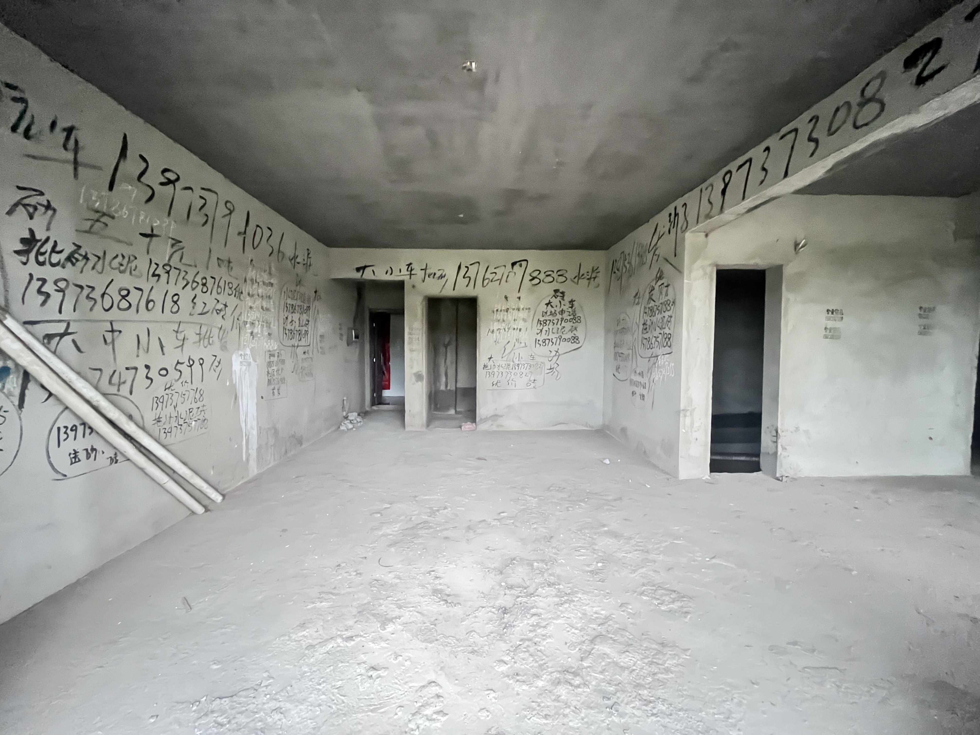 学府花园(文苑瑞景) 4室2厅2卫 43.8万 学府花园(文苑瑞景) 4室2厅2卫 43.8万客厅