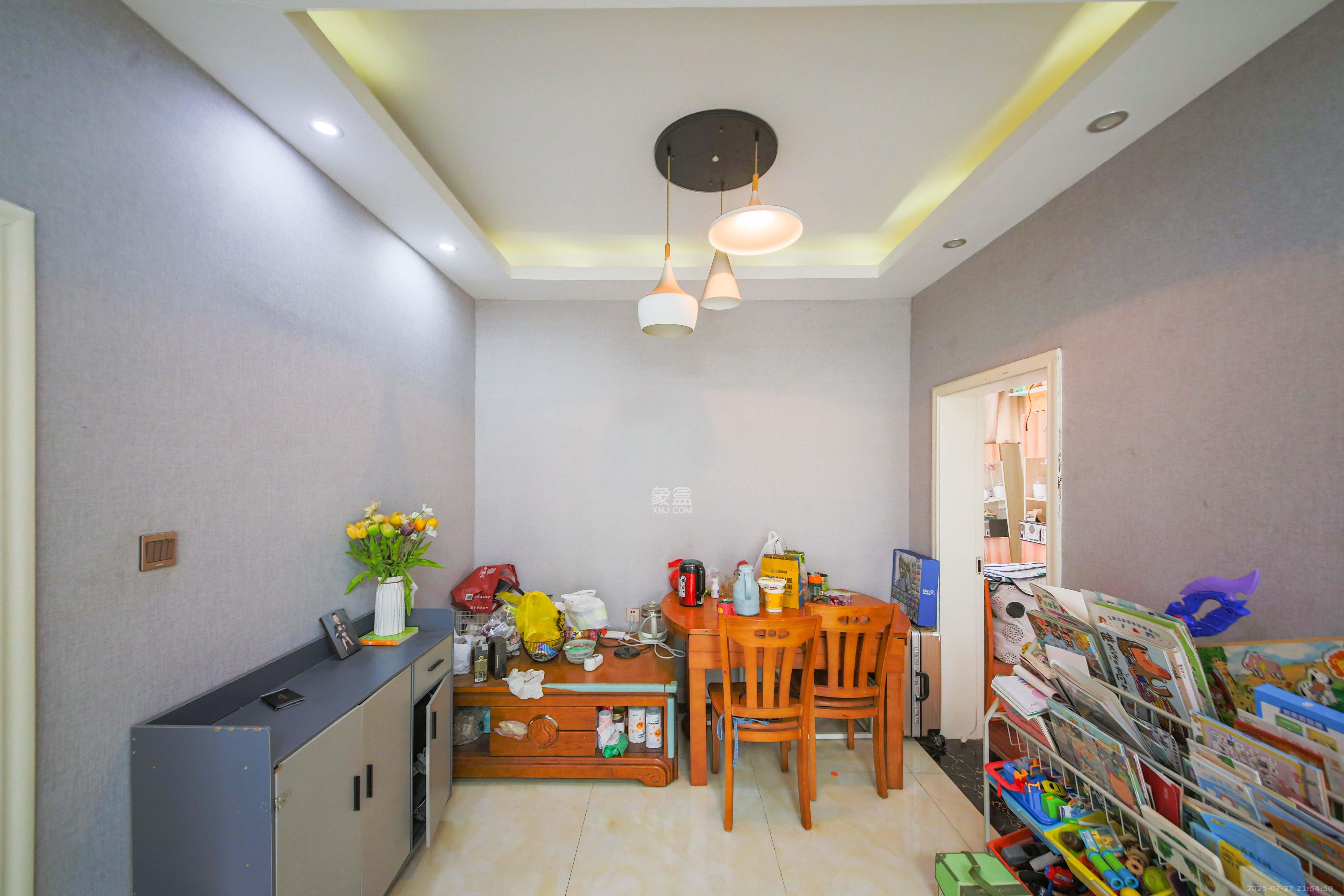 鑫远湘府逸园  3室2厅1卫    63.8万 鑫远湘府逸园  3室2厅1卫    63.8万客厅