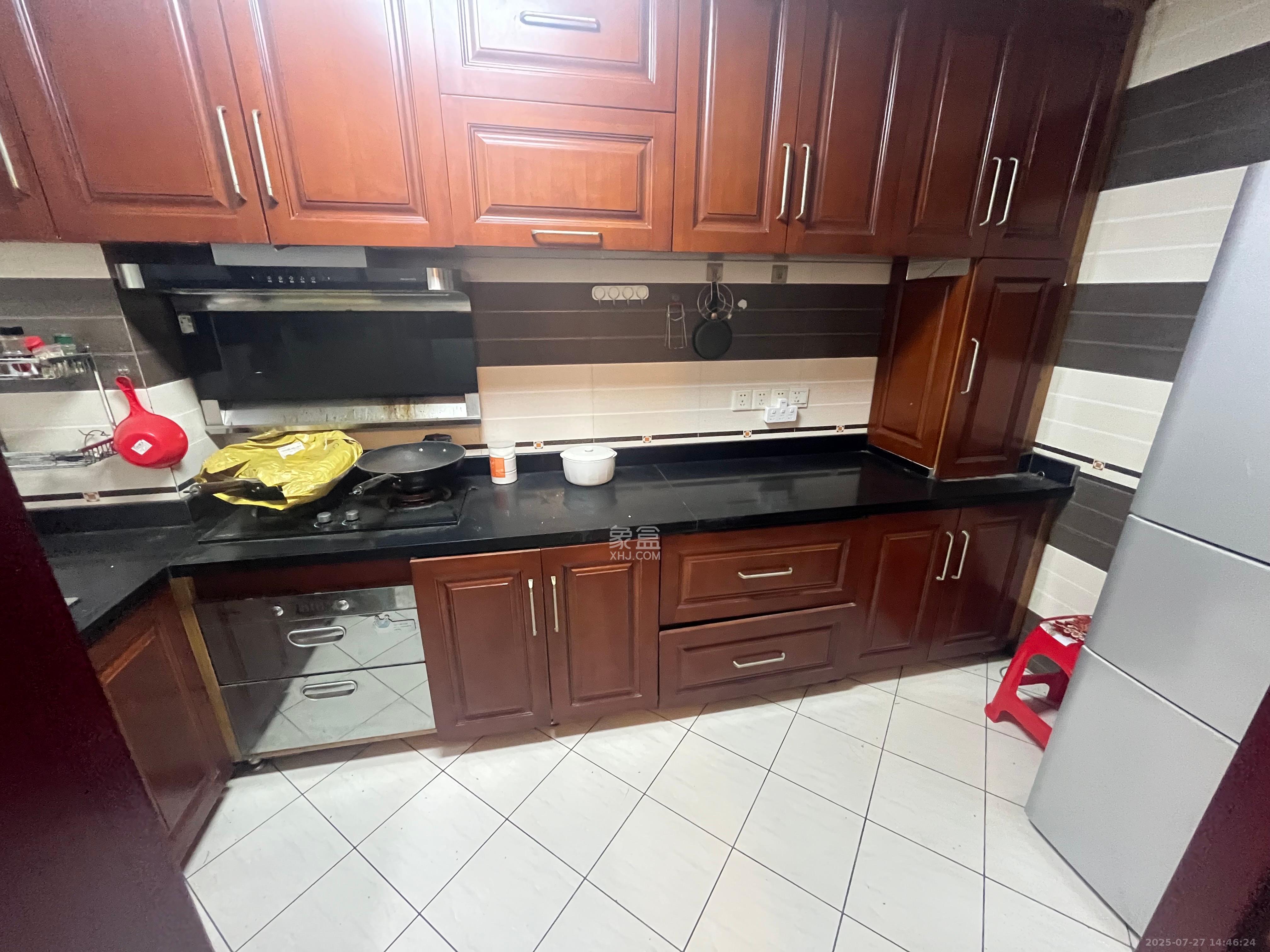 嘉盛华庭（一期、二期、三期）  1室2厅1卫    3000.0元/月室内图