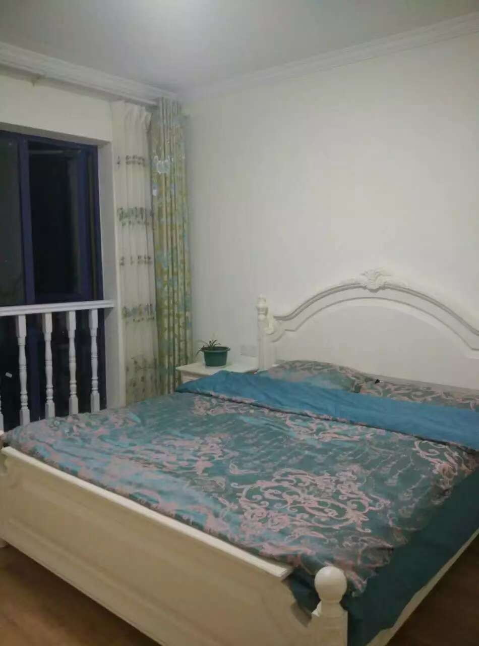 盛世时代广场  3室2厅2卫    92.8万客厅