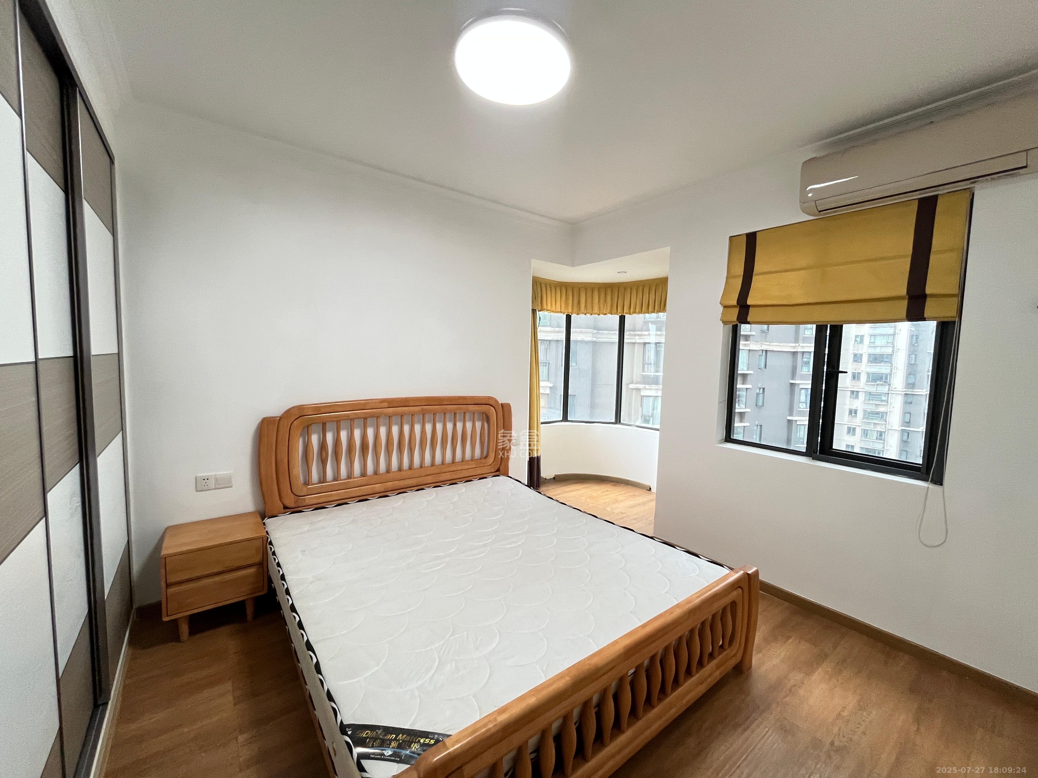 西城龙庭  4室2厅2卫    4000.0元/月 西城龙庭  4室2厅2卫    4000.0元/月