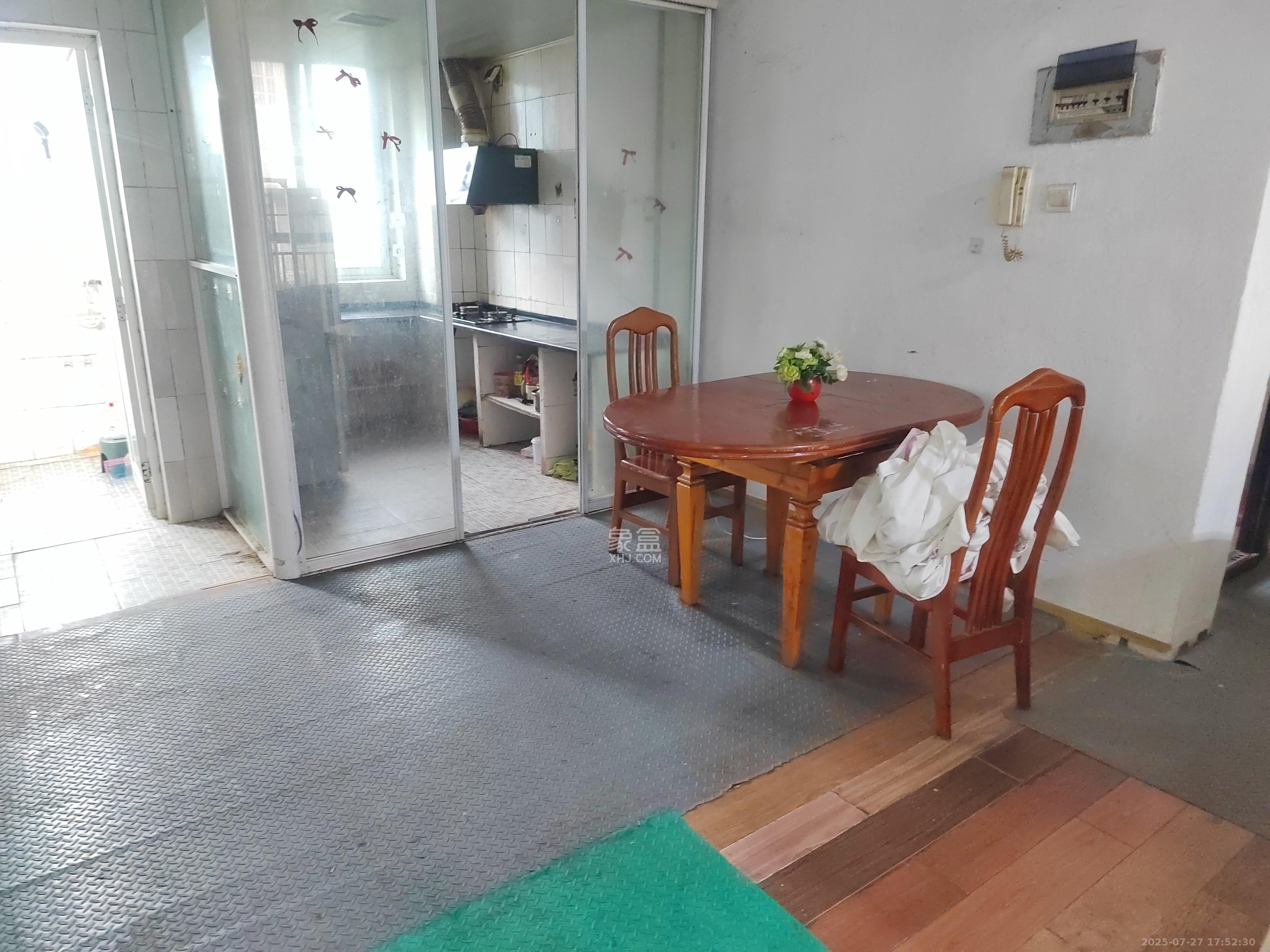 鄱阳小区  3室2厅1卫    1500.0元/月 鄱阳小区  3室2厅1卫    1500.0元/月室内图