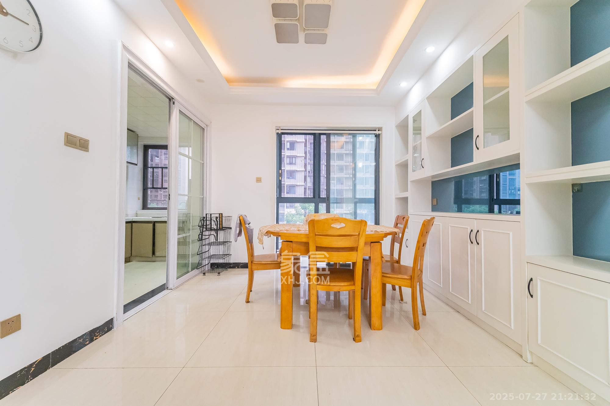 恒基凯旋门三期  4室2厅2卫    122.8万客厅