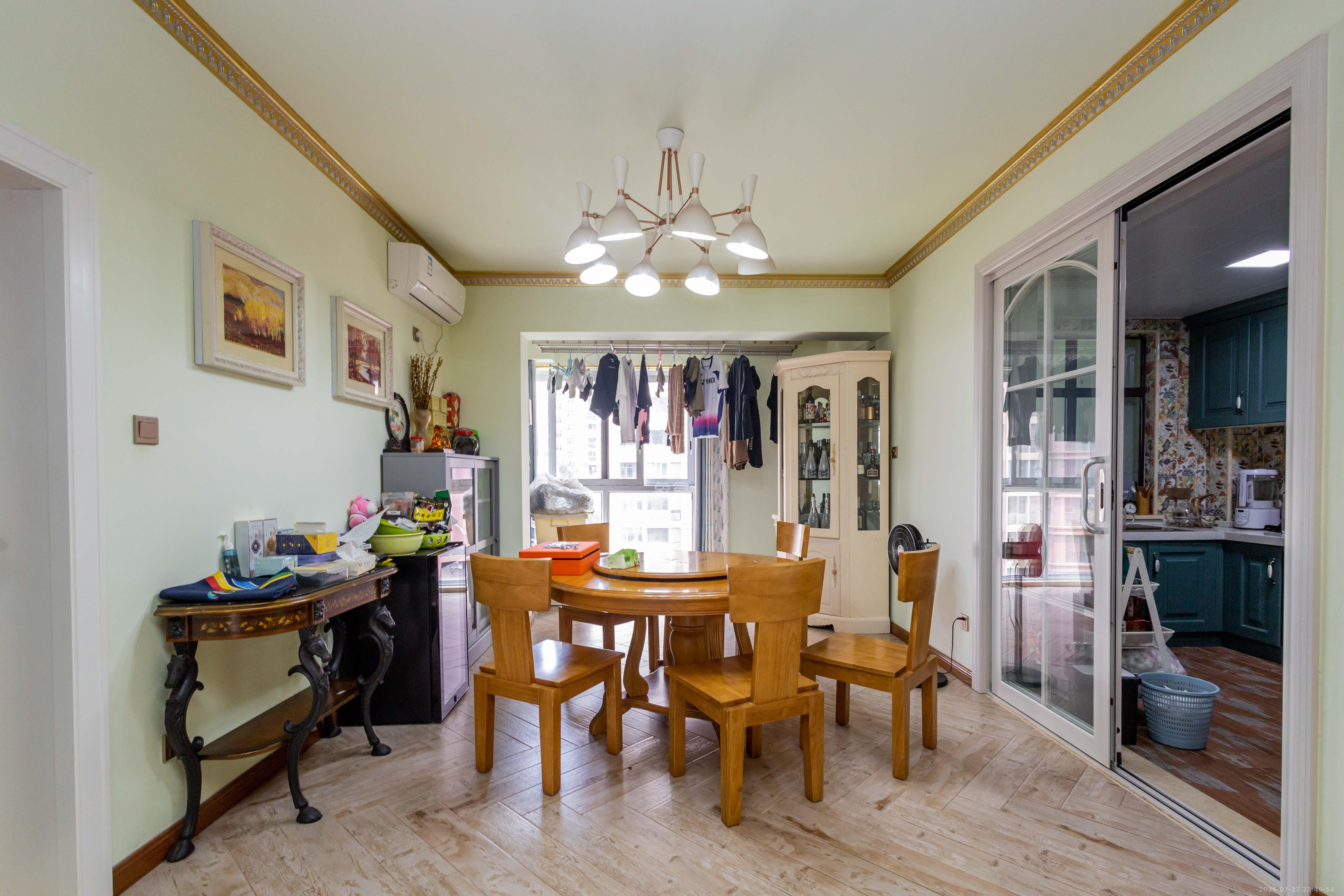 盛隆佳园 5室2厅3卫 208.0万 盛隆佳园 5室2厅3卫 208.0万客厅