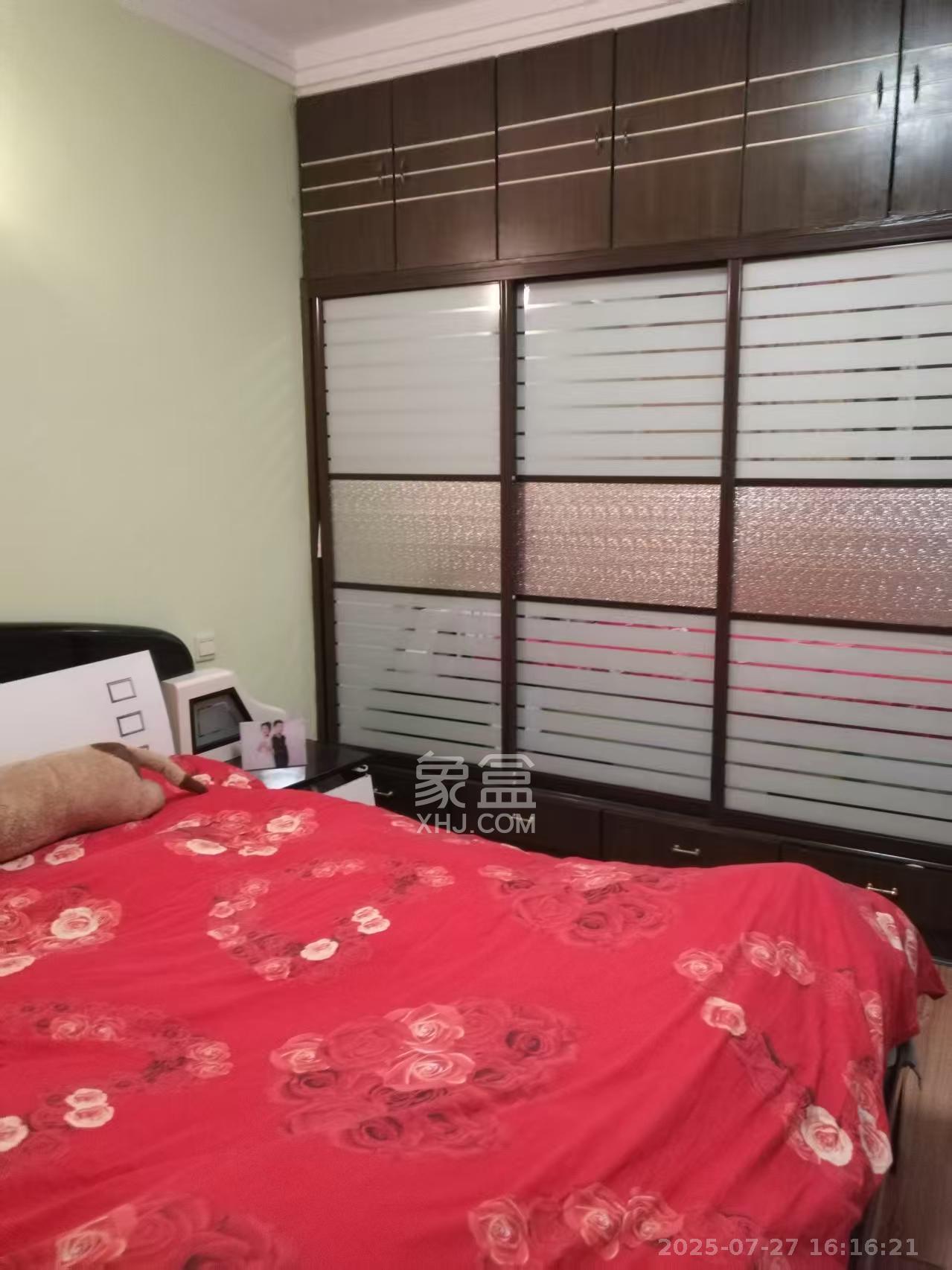 解放村  2室2厅1卫   30.00万客厅