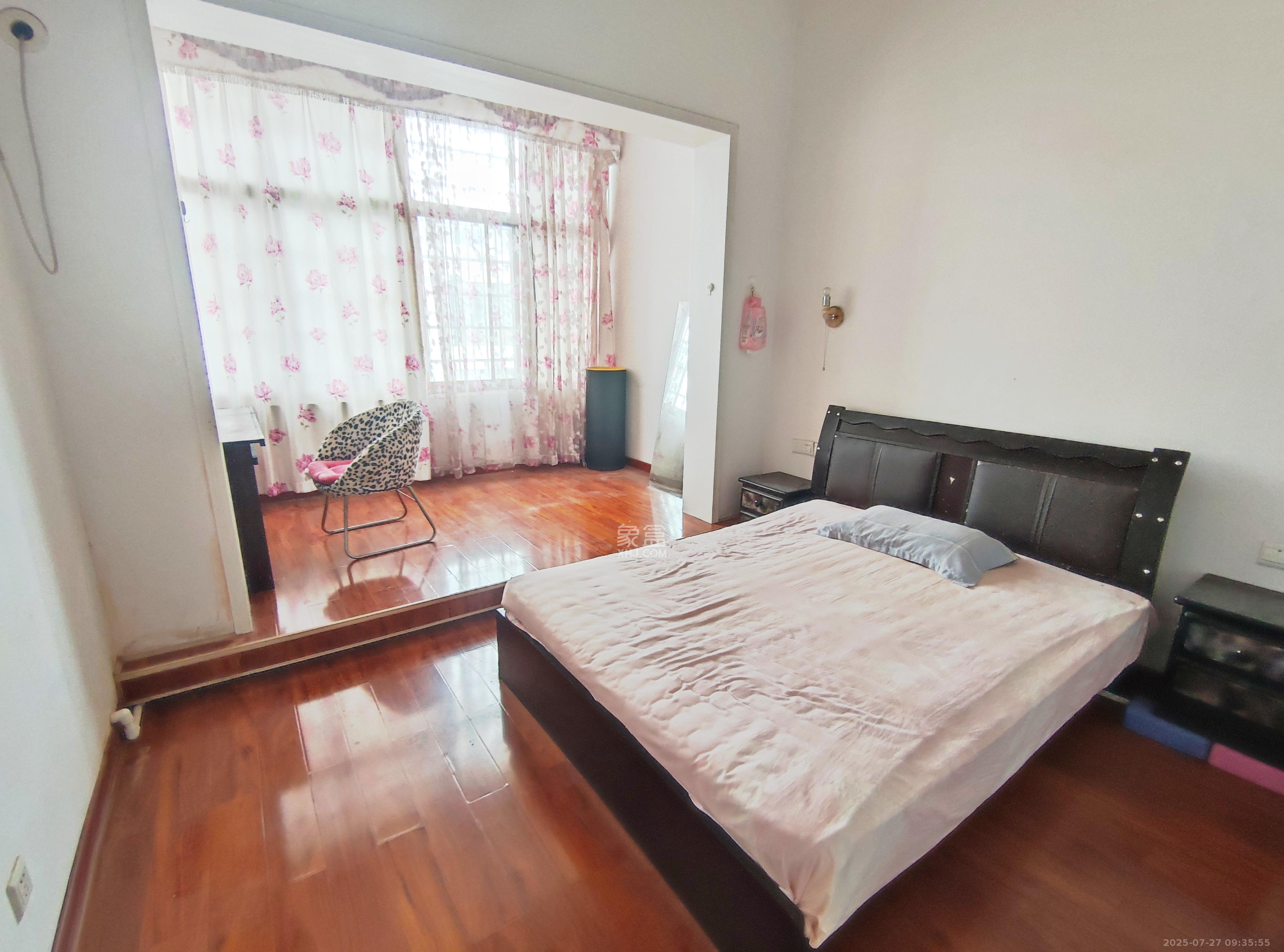 麓谷沐春园  3室2厅2卫    2000.0元/月室内图