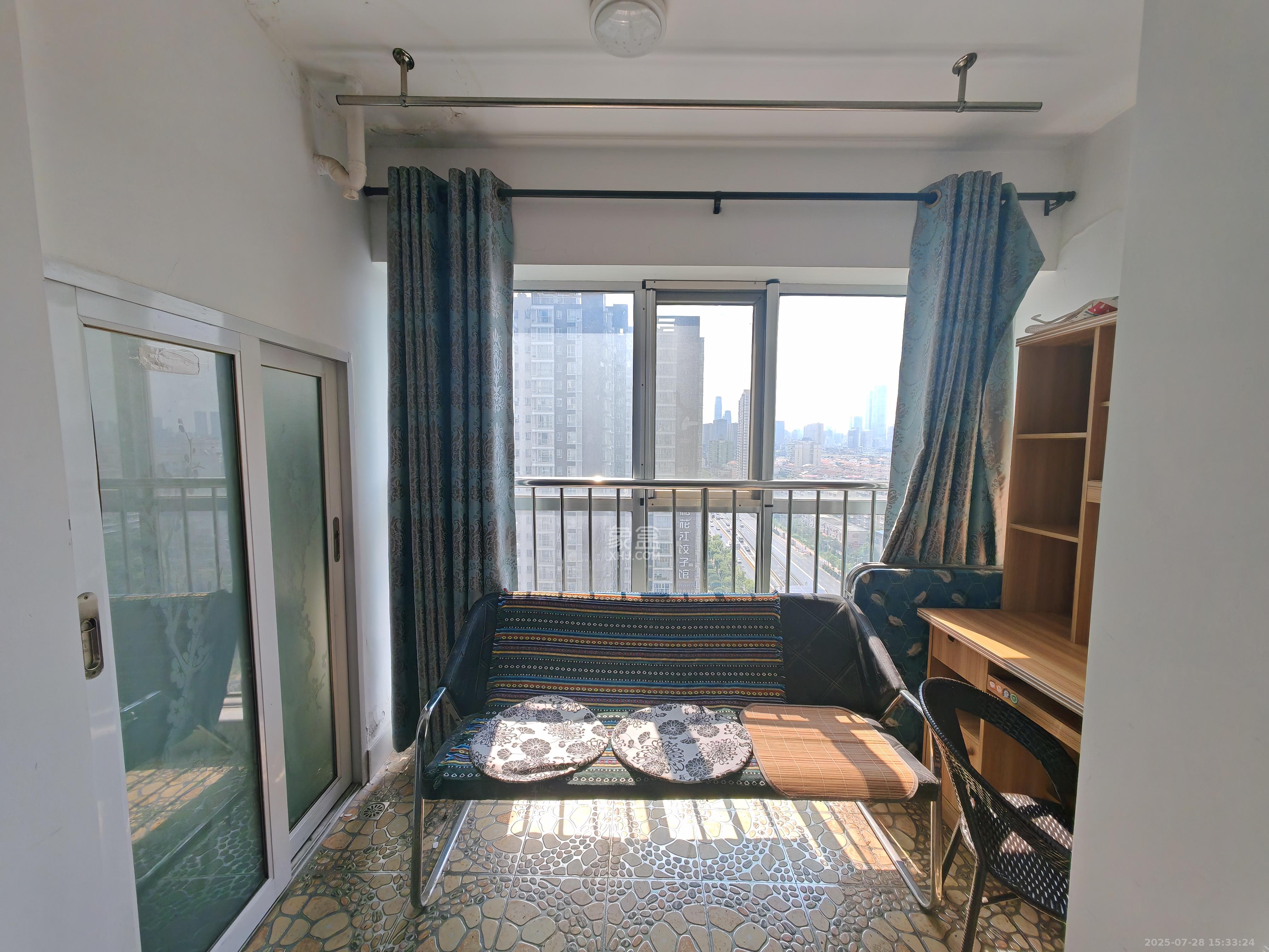 左岸右岸 1室1厅1卫 1300.0元/月 左岸右岸 1室1厅1卫 1300.0元/月室内图