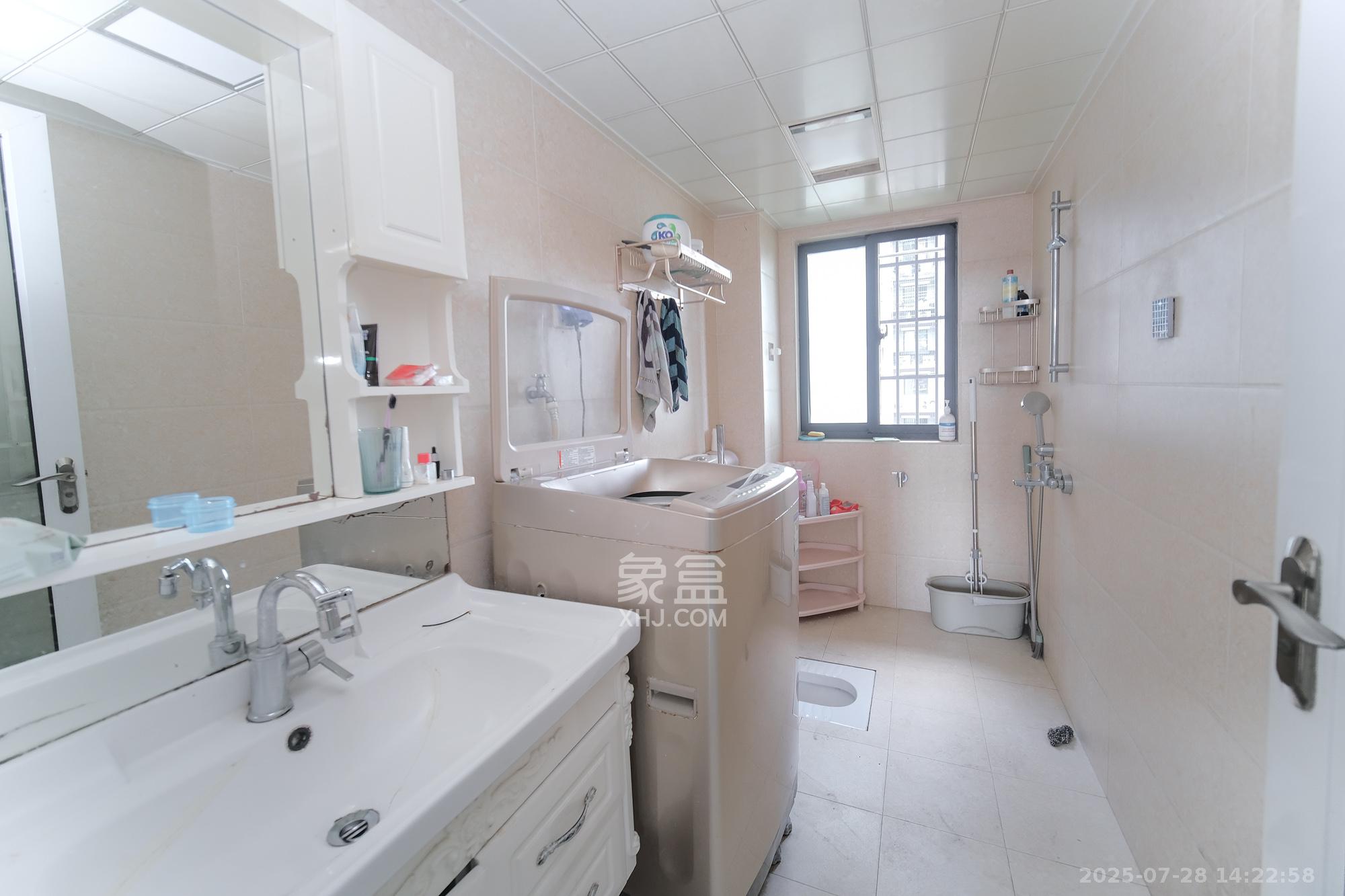 丰源国际 3室2厅2卫 81.0万 丰源国际 3室2厅2卫 81.0万卫生间