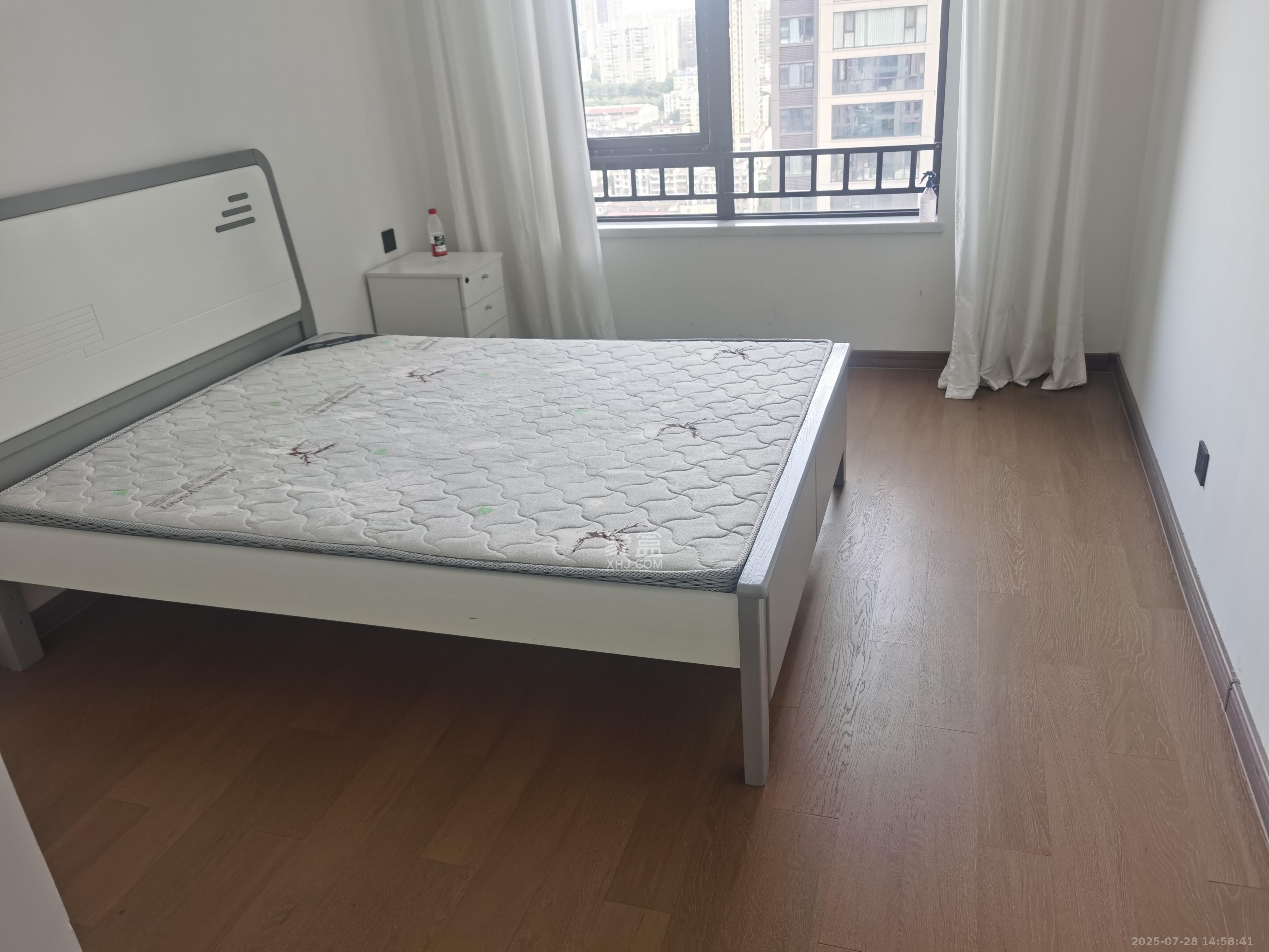 卓越江岸  4室2厅2卫    3300.0元/月室内图