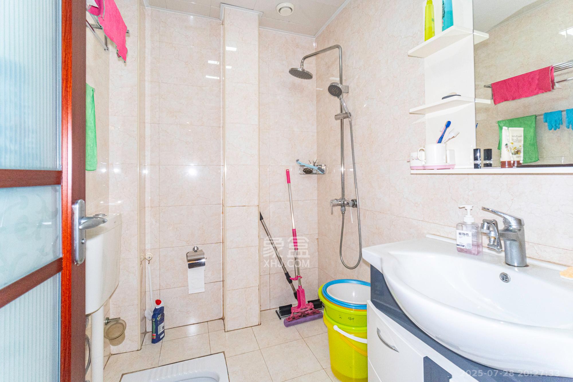 山水湾 5室3厅3卫 460.0万 山水湾 5室3厅3卫 460.0万卫生间