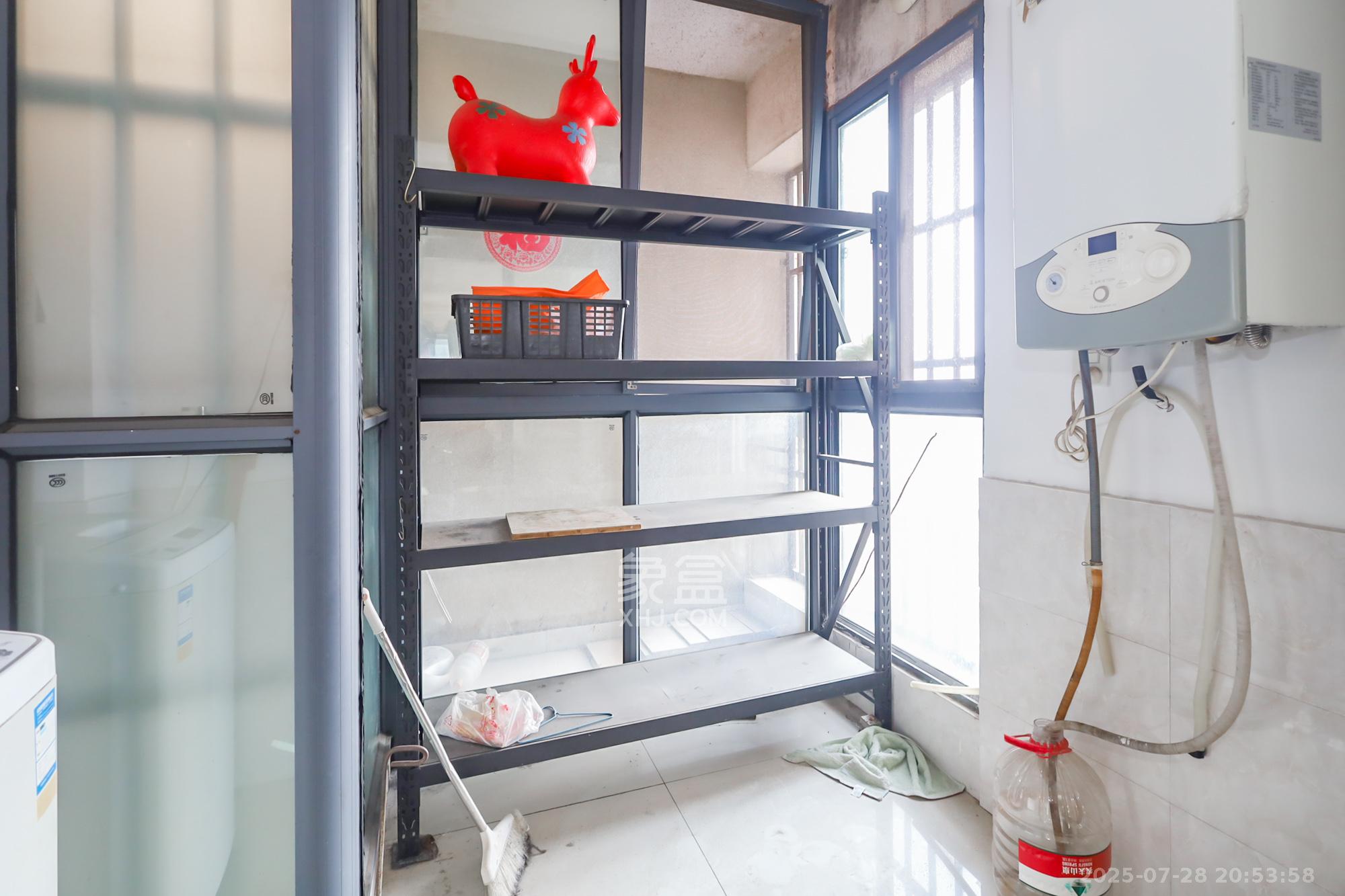 奥克斯广场 3室2厅2卫 130.0万 奥克斯广场 3室2厅2卫 130.0万阳台