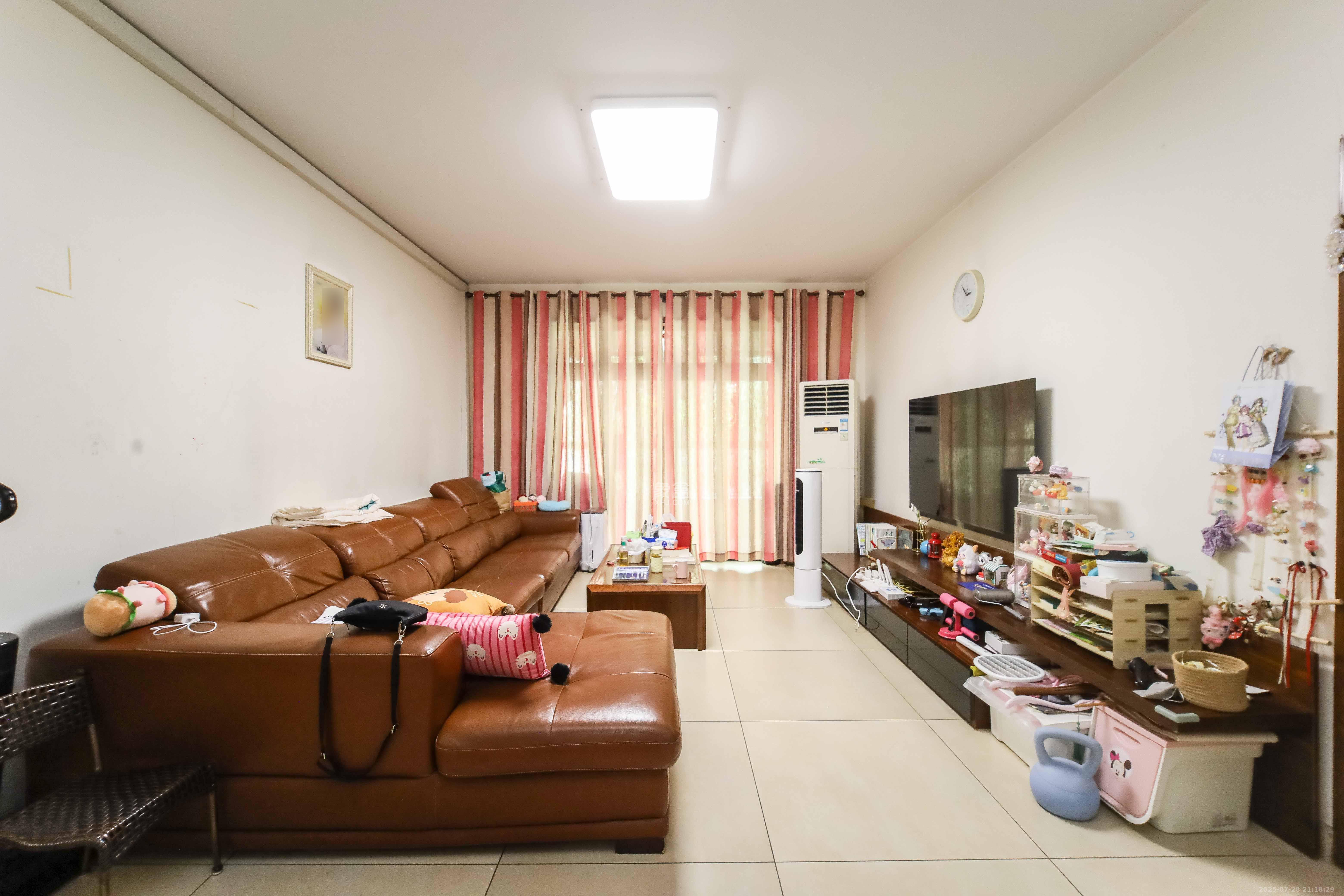 凯乐湘园 3室2厅2卫 99.8万 凯乐湘园 3室2厅2卫 99.8万客厅