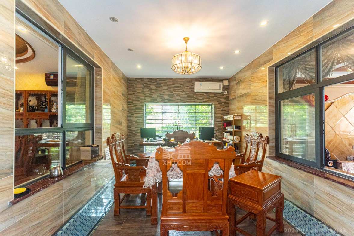 山水湾 5室3厅3卫 460.0万 山水湾 5室3厅3卫 460.0万客厅