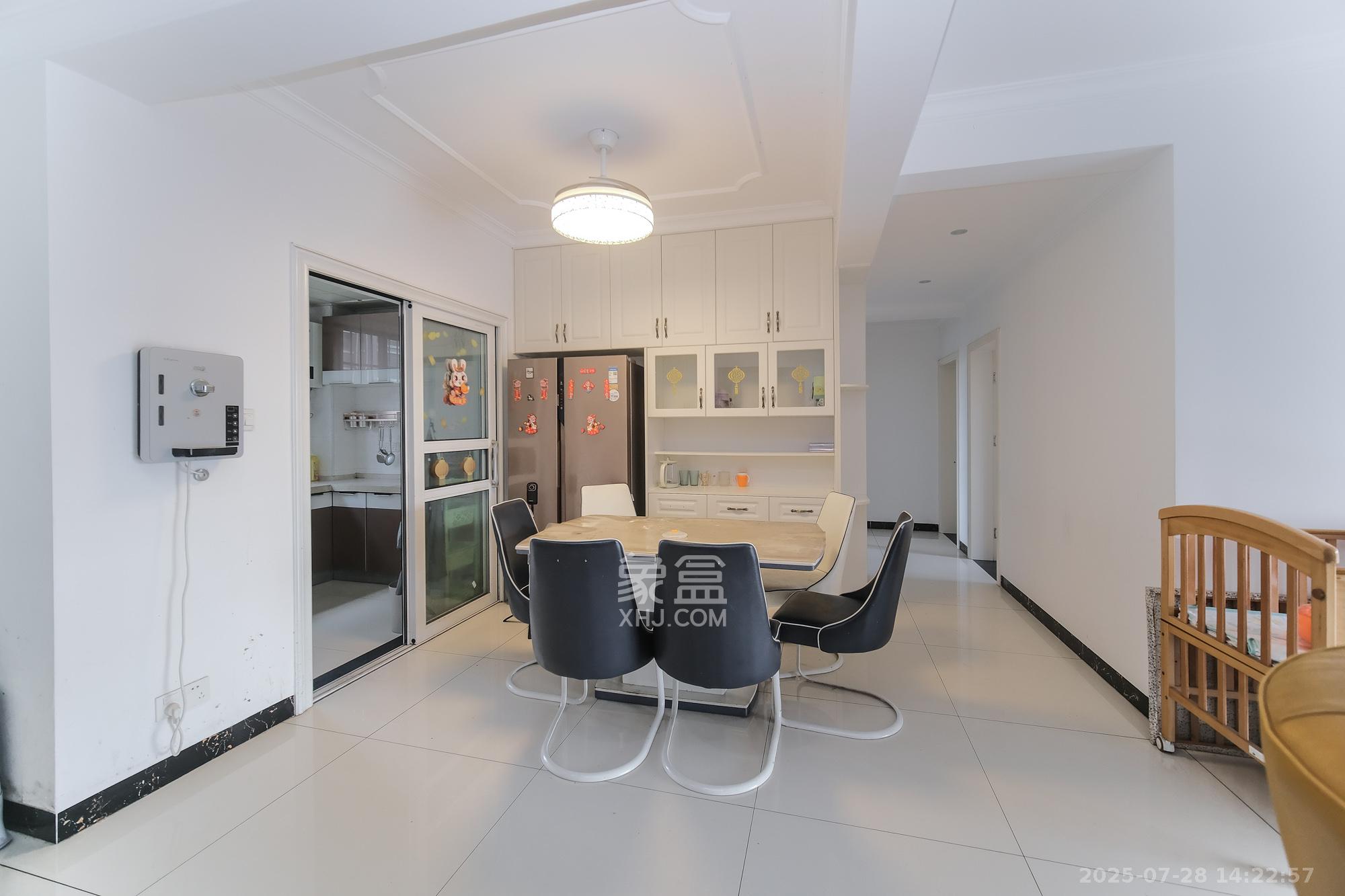 丰源国际 3室2厅2卫 81.0万 丰源国际 3室2厅2卫 81.0万客厅