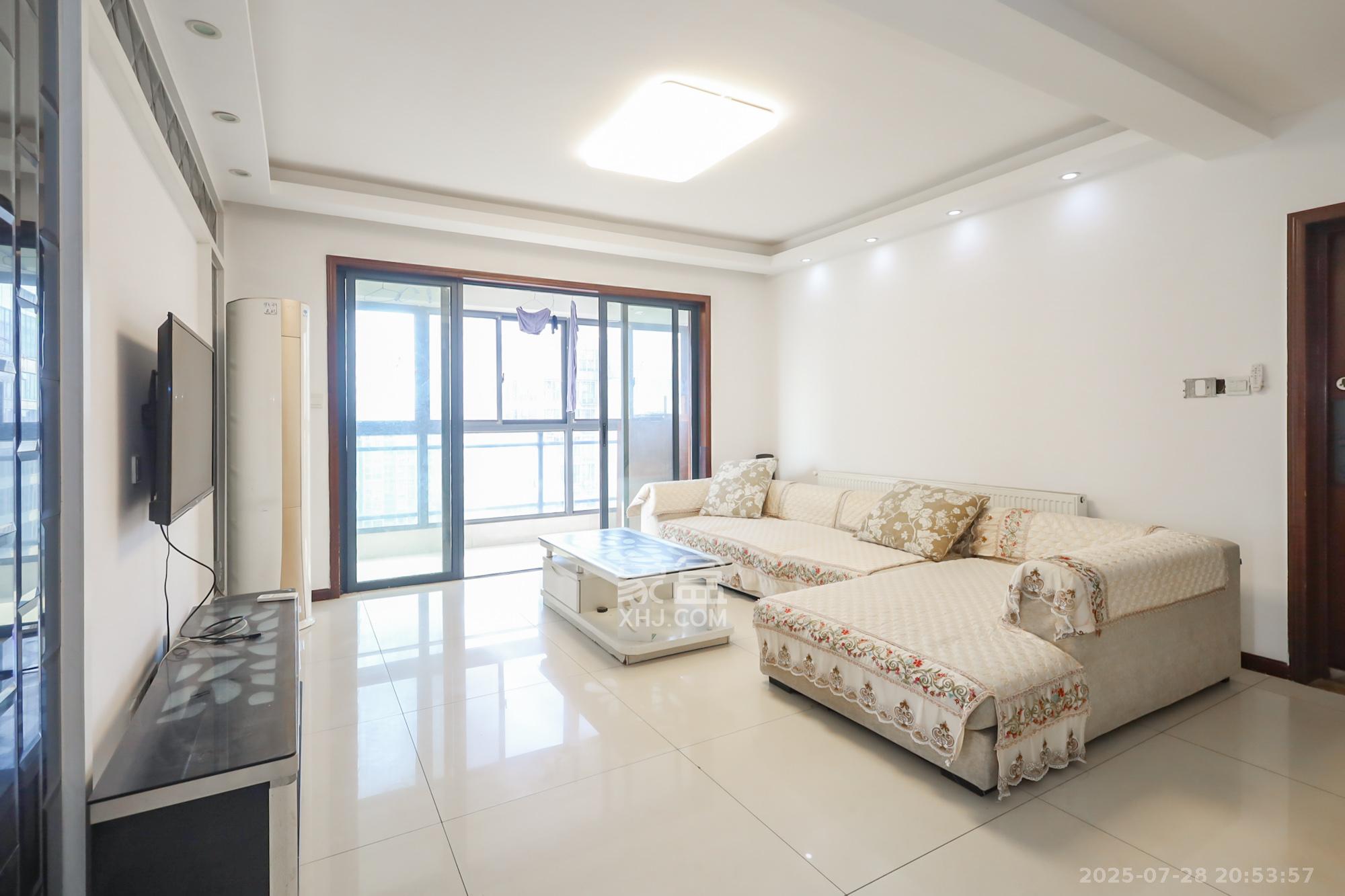 奥克斯广场 3室2厅2卫 130.0万 奥克斯广场 3室2厅2卫 130.0万客厅