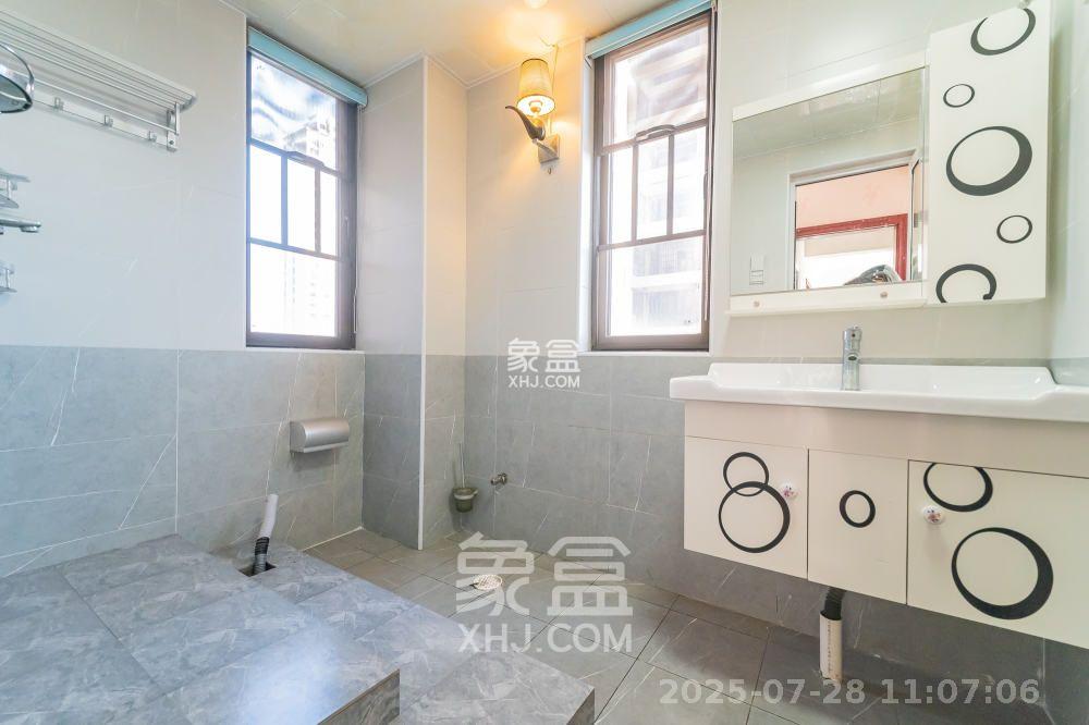 星湖湾一期高层  4室2厅2卫   3000.00元/月室内图