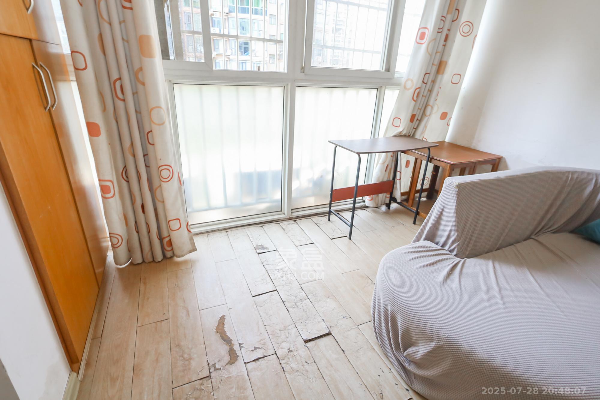 香麓丽舍 3室2厅2卫 72.0万 香麓丽舍 3室2厅2卫 72.0万阳台