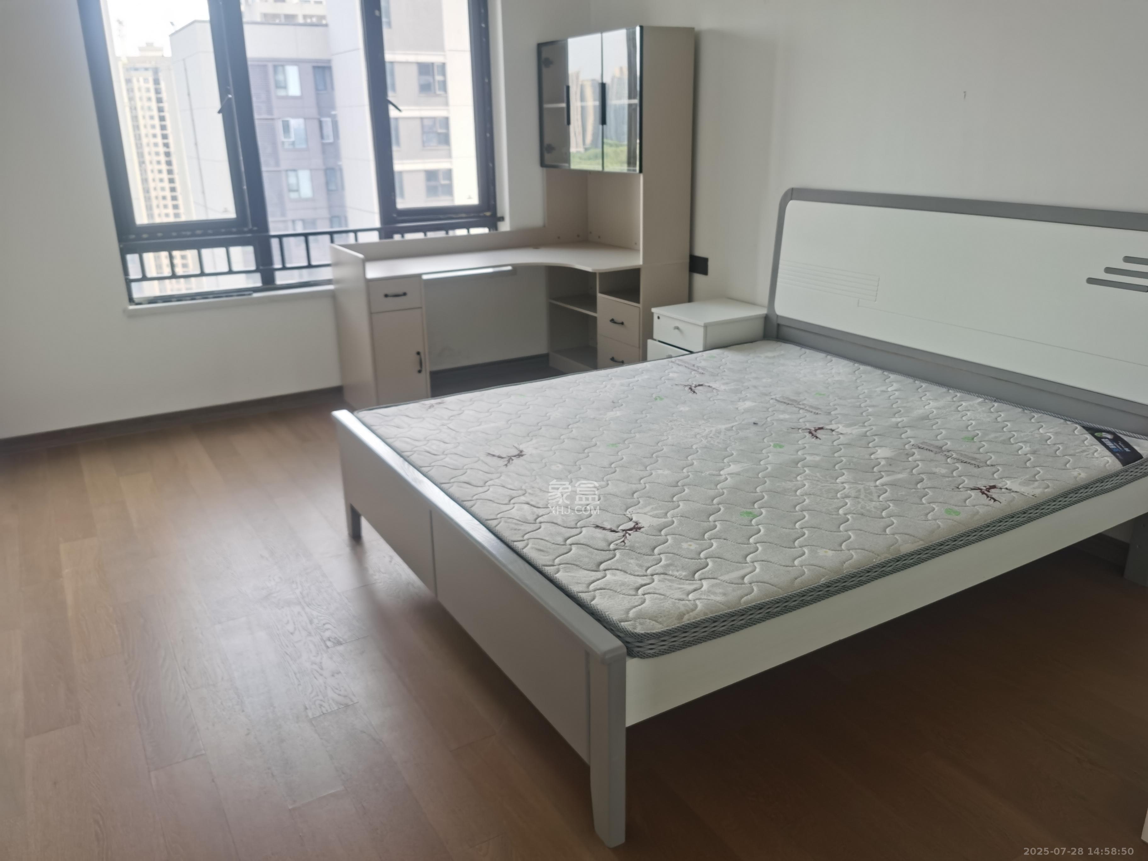 卓越江岸  4室2厅2卫    3300.0元/月室内图
