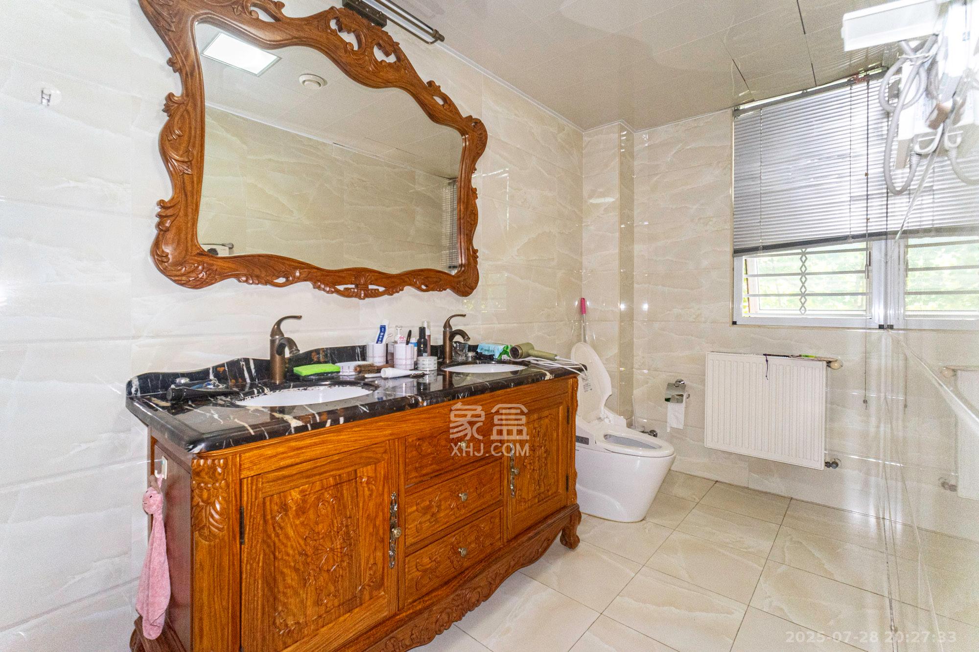 山水湾 5室3厅3卫 460.0万 山水湾 5室3厅3卫 460.0万卫生间