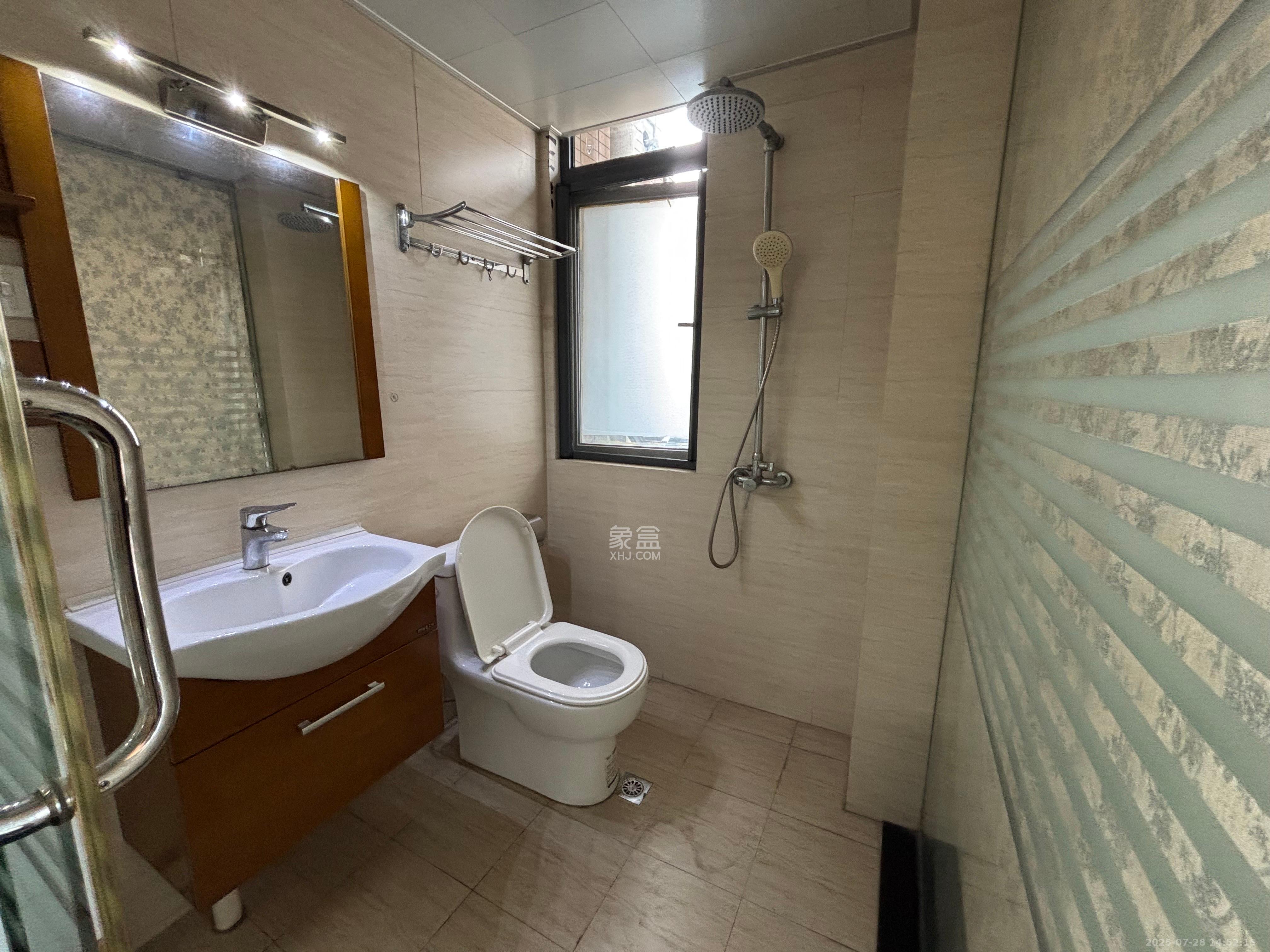 藏珑湖上国际花园 3室2厅2卫 3300.0元/月 藏珑湖上国际花园 3室2厅2卫 3300.0元/月室内图