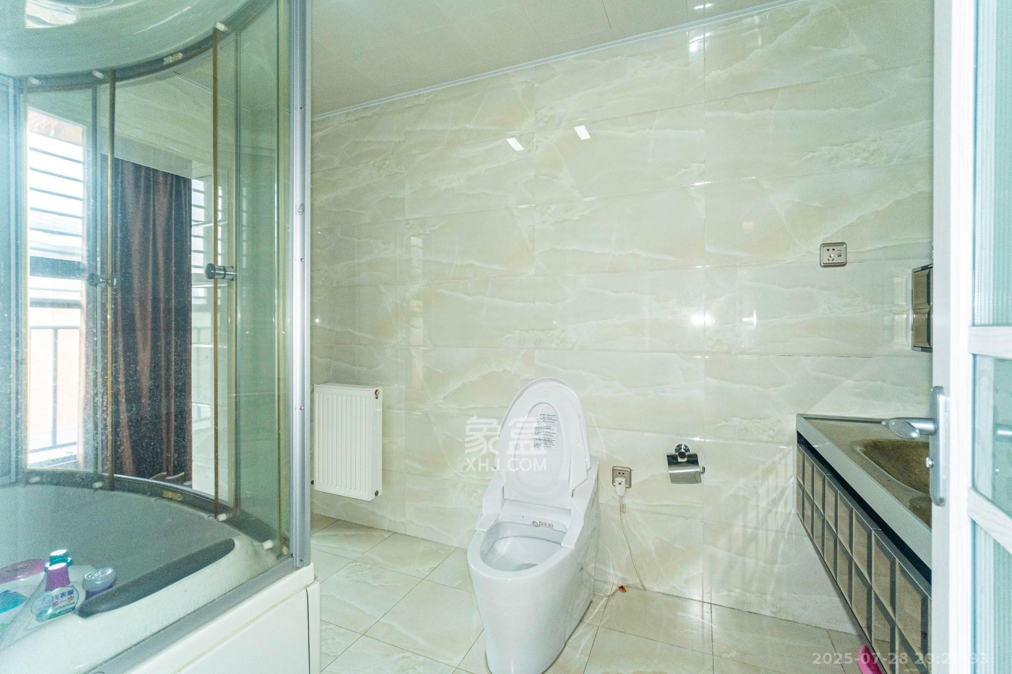 山水湾 5室3厅3卫 460.0万 山水湾 5室3厅3卫 460.0万卫生间