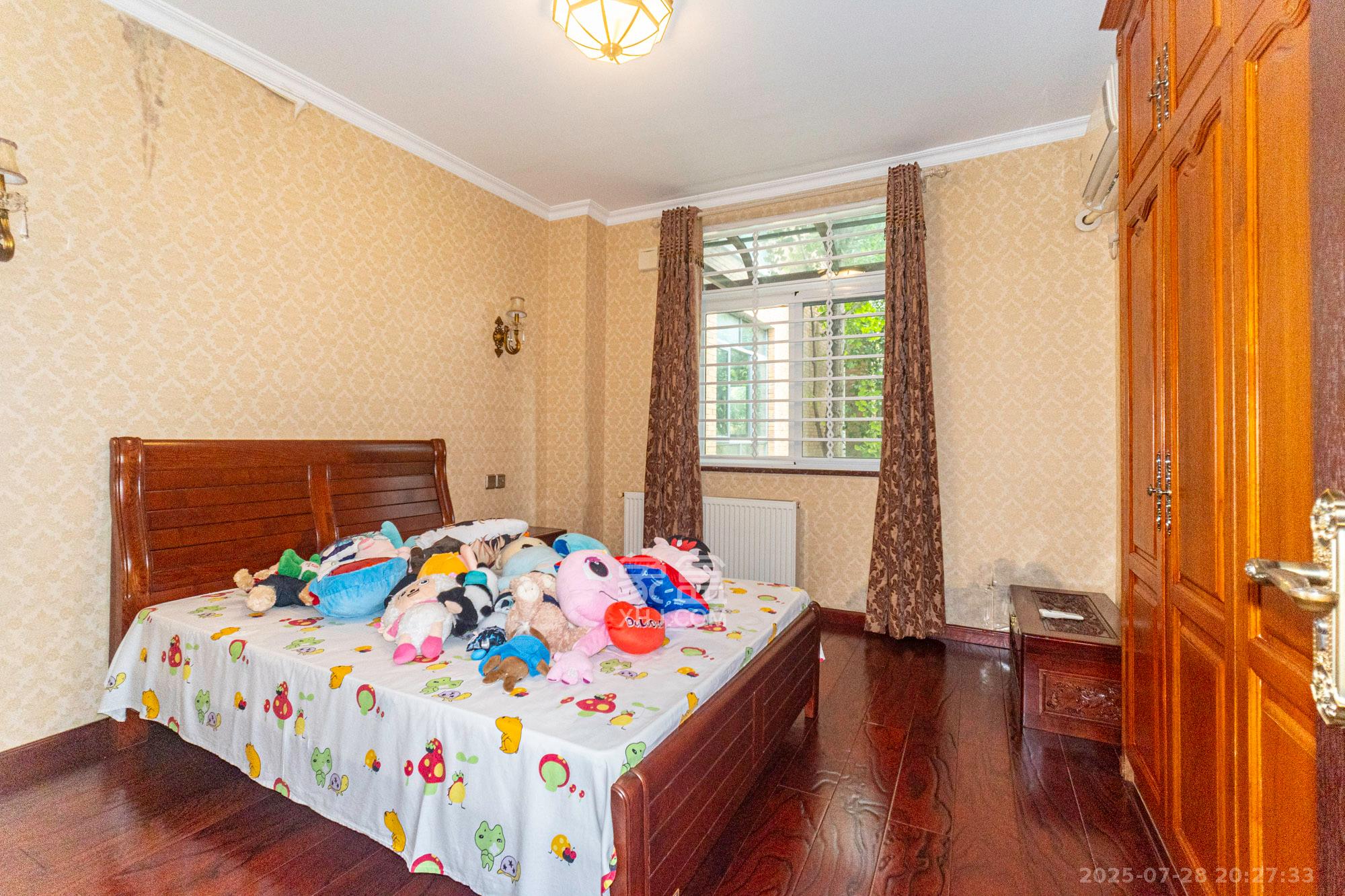 山水湾 5室3厅3卫 460.0万 山水湾 5室3厅3卫 460.0万卧室