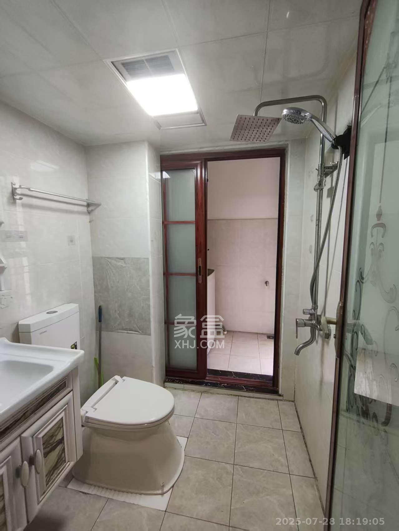 东方美地  3室2厅2卫   2400.00元/月室内图